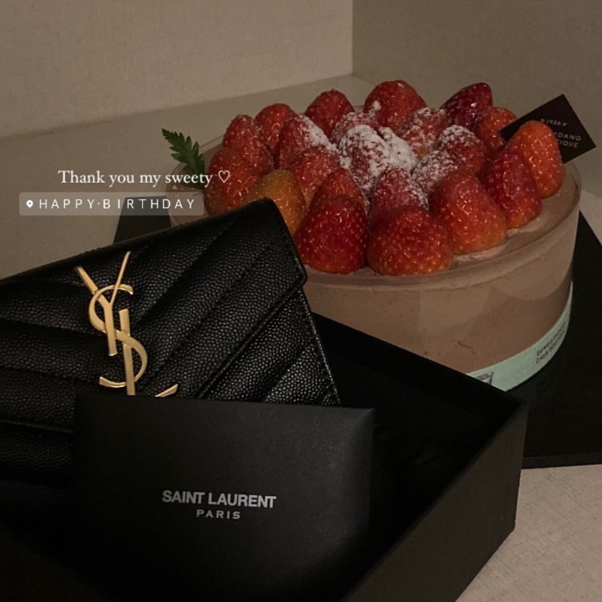 Saint Laurent Cassandre Matelasse Small Envelope Wallet in Grain de Poudre Embossed Leather Black Gold 착용 스타일
