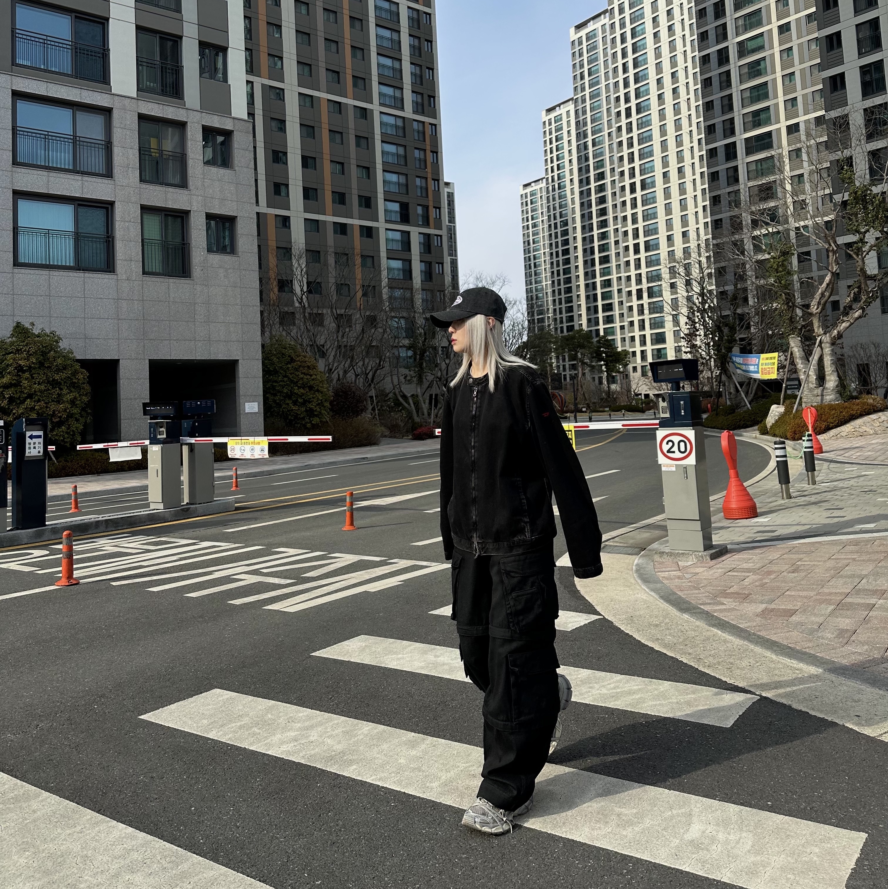 Project G/R Oversized Convertible Cargo Pants Coated Black, Balenciaga 3XL Sneakers Light Beige 착용 스타일 - 3