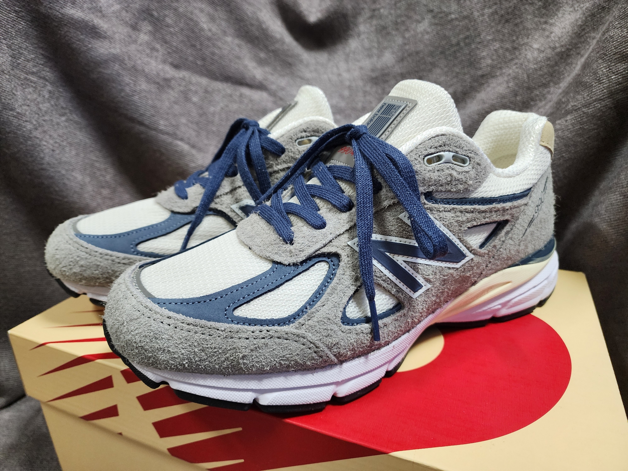 New Balance 990v4 Made in USA Gray Suede 착용 스타일 - 3