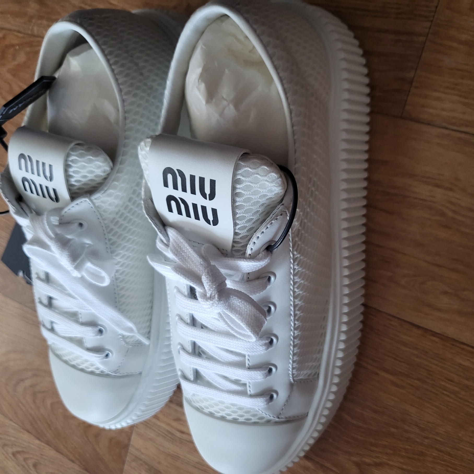 (W) Miu Miu Mesh Flatform Sneakers White 착용 스타일 - 2