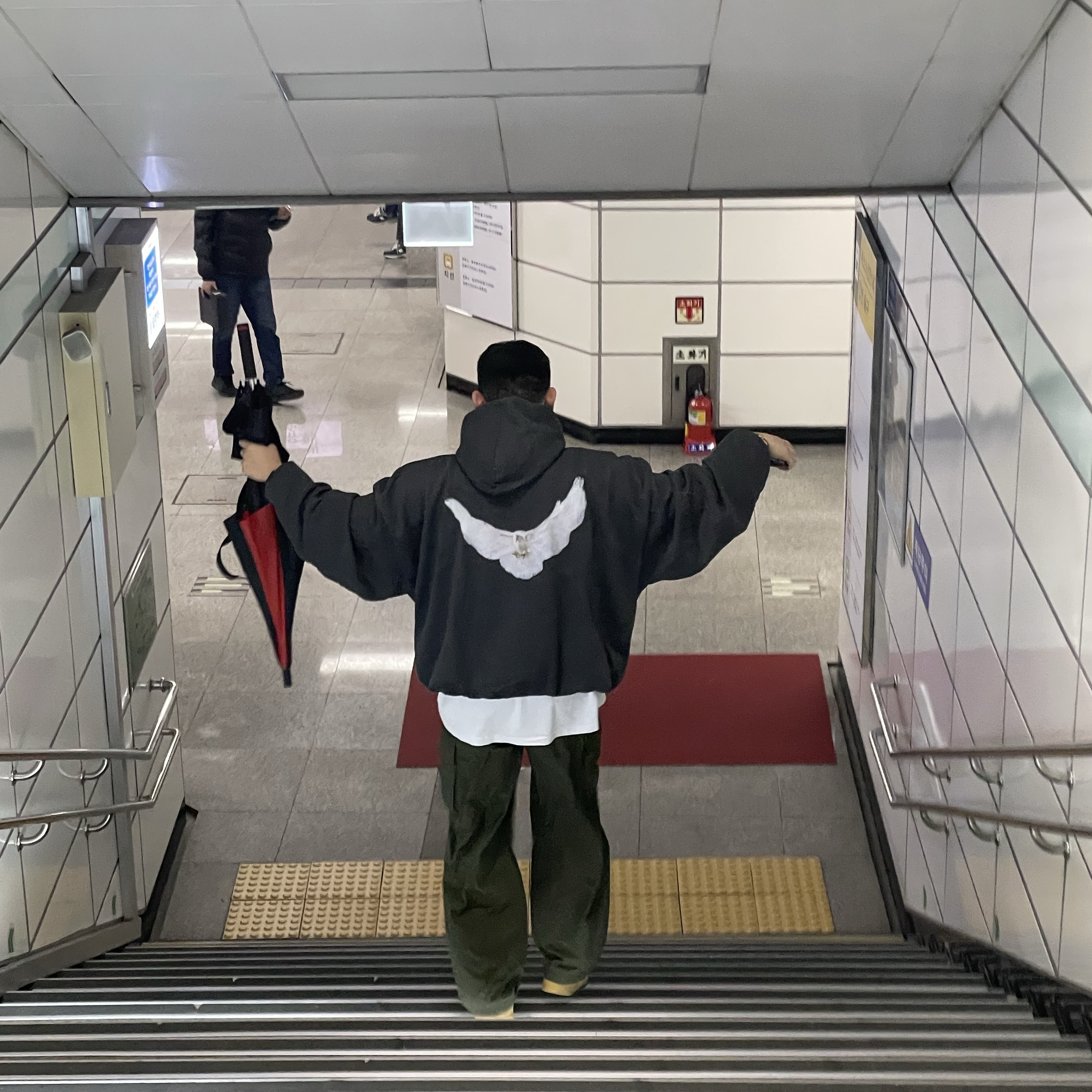 Yeezy Gap Engineered By Balenciaga Dove Hoodie Black 착용 스타일