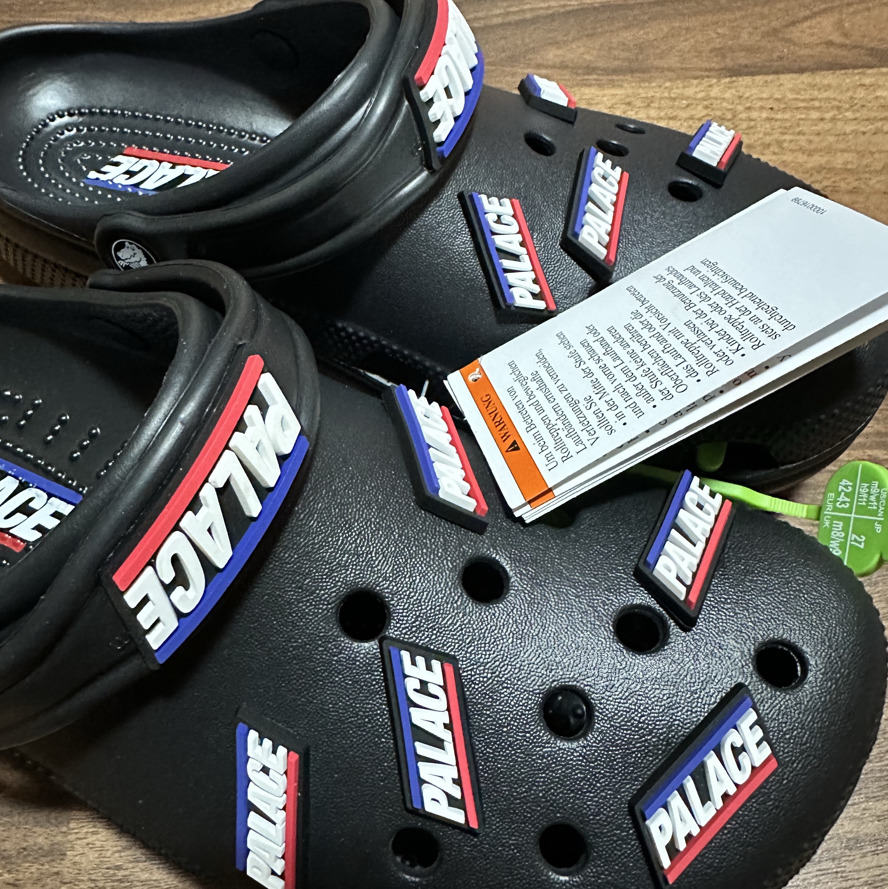 Crocs x Palace Classic Clog Black 착용 스타일 - 2