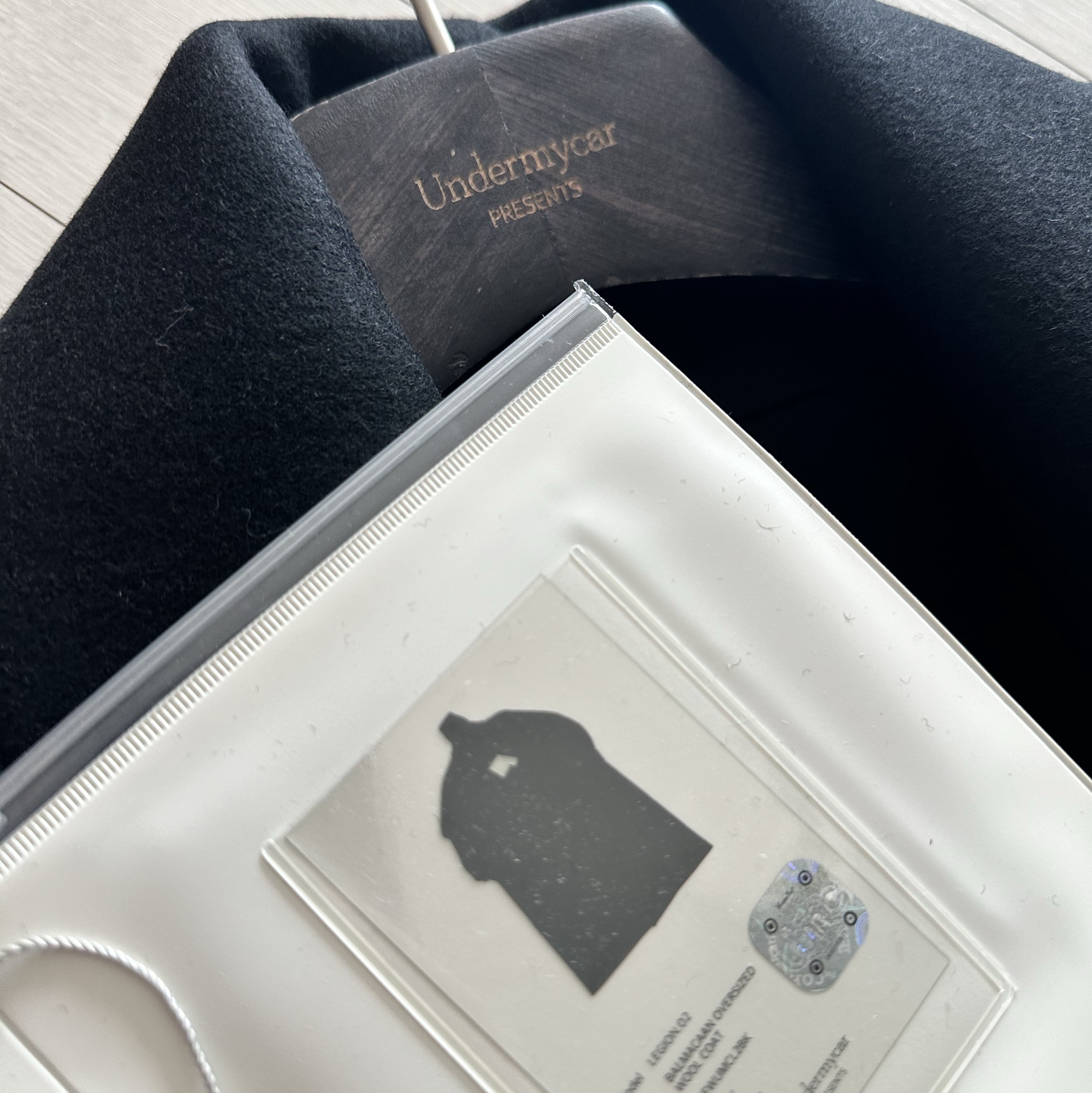 Undermycar Legion.02 Balmacaan Oversized Wool Coat Black 착용 스타일