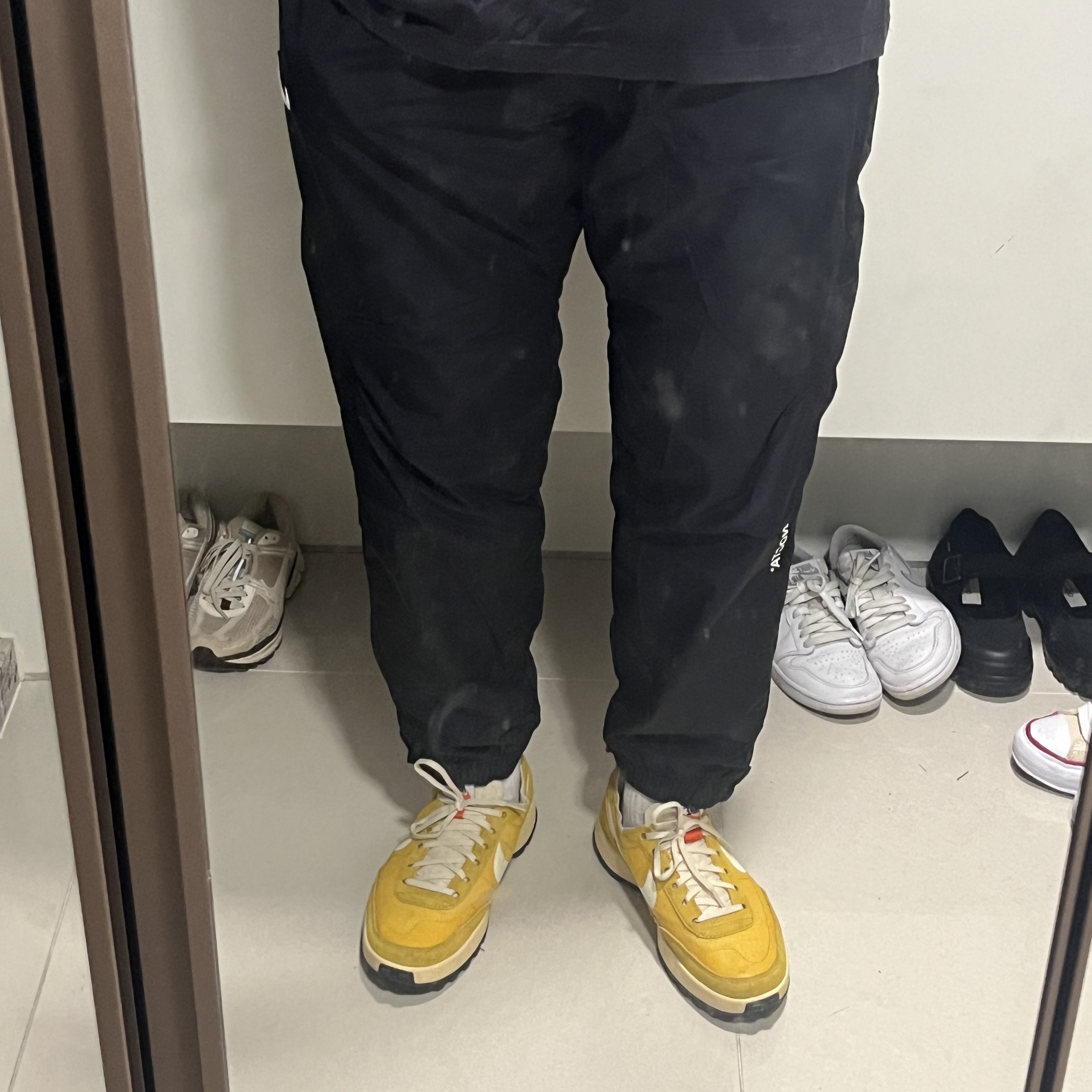 Nike x Drake Nocta Woven Track Pants Black (FN7668-010), New Balance 990v1 Made in USA Black 착용 스타일 - 3