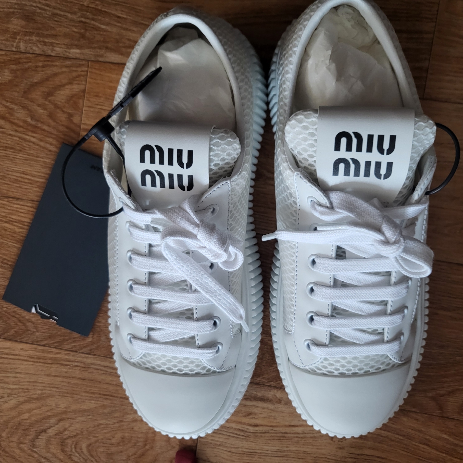 (W) Miu Miu Mesh Flatform Sneakers White 착용 스타일 - 3