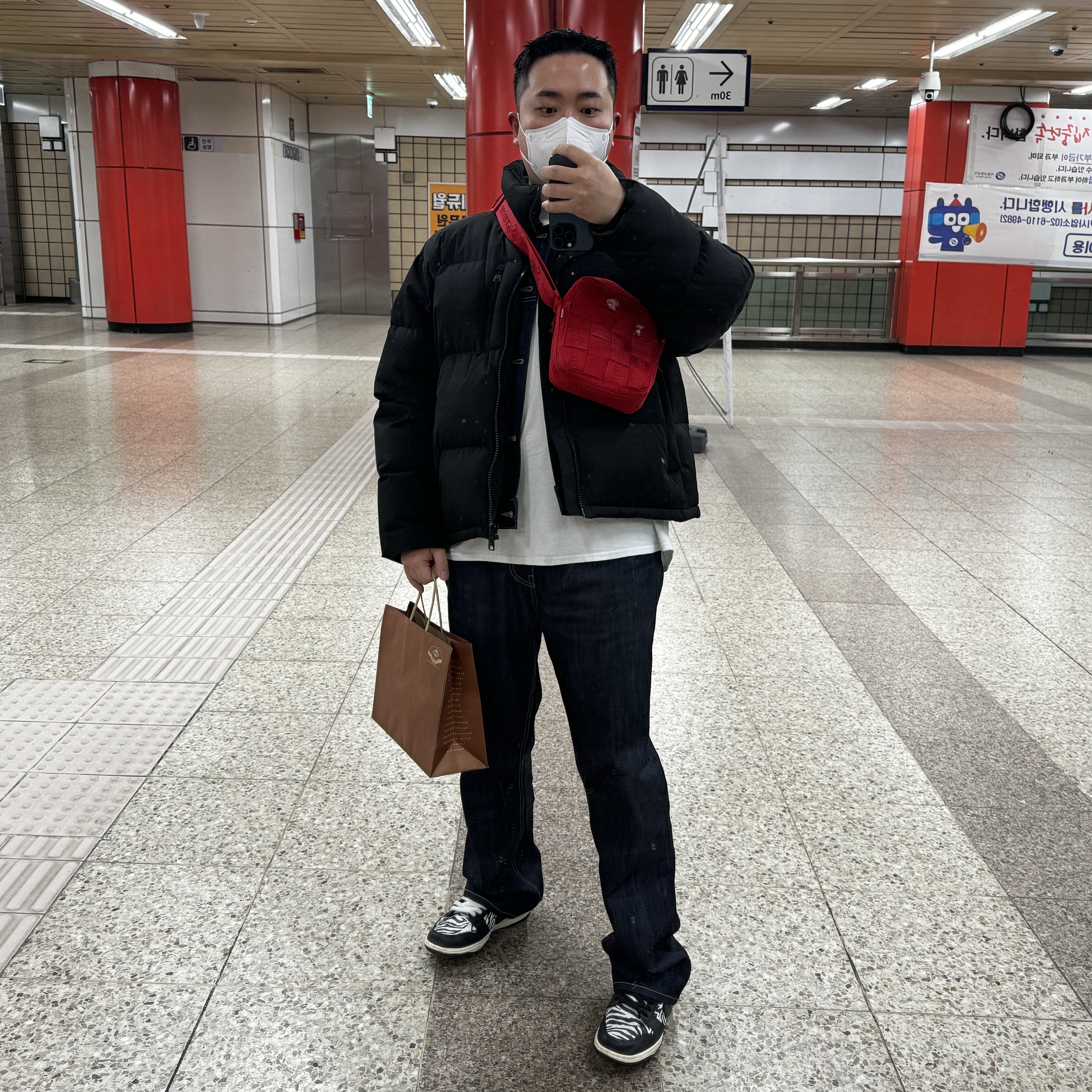 Supreme Woven Shoulder Bag Red - 23SS, Nike x Quartersnacks SB Dunk Low Zebra Cake 착용 스타일