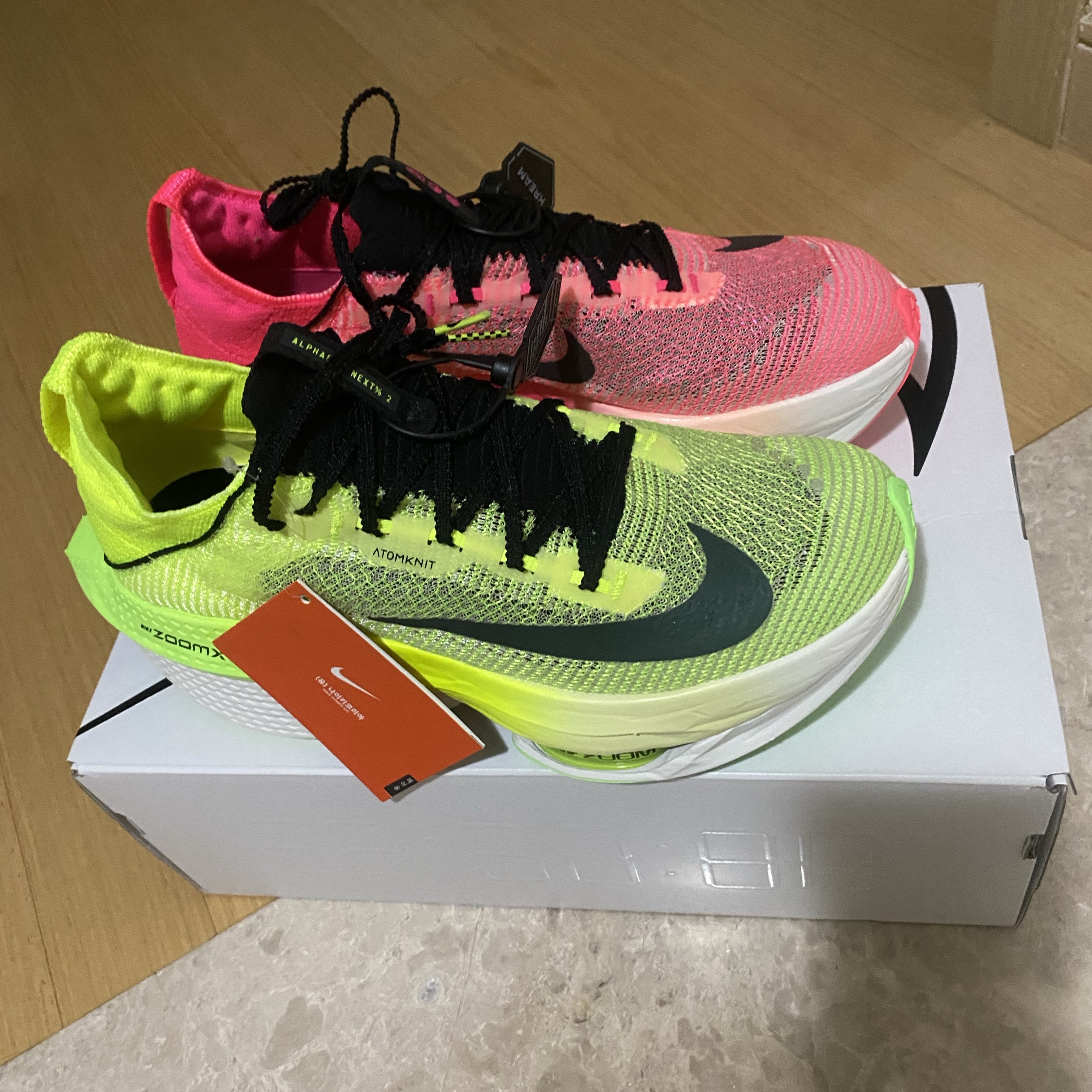 Nike Air Zoom Alphafly Next% 2 Luminous Green Crimson Tint 착용 스타일