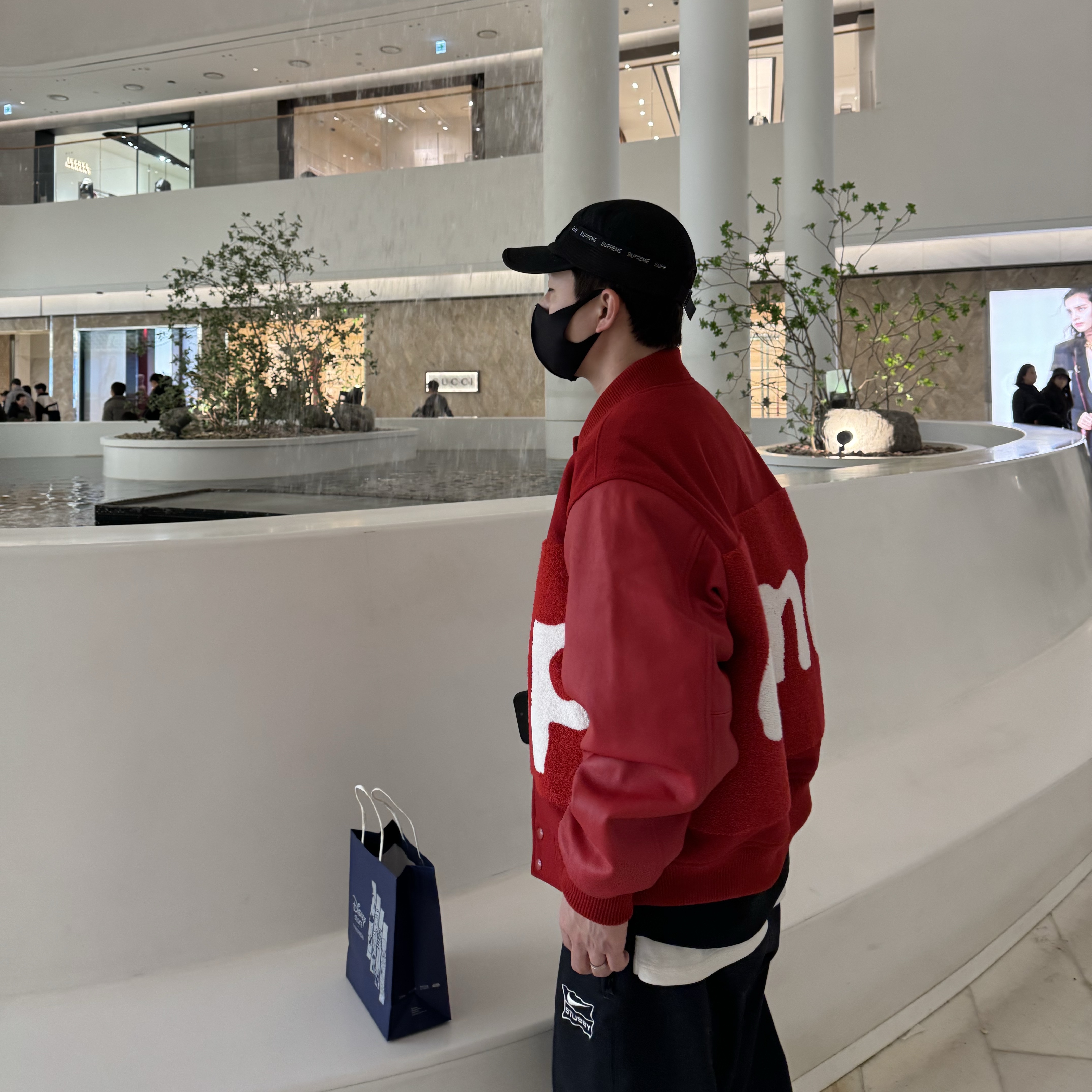 Supreme Big Logo Chenille Varsity Jacket Red - 24SS, Supreme Mesh Pocket Camp Cap Black - 23FW 착용 스타일 - 1