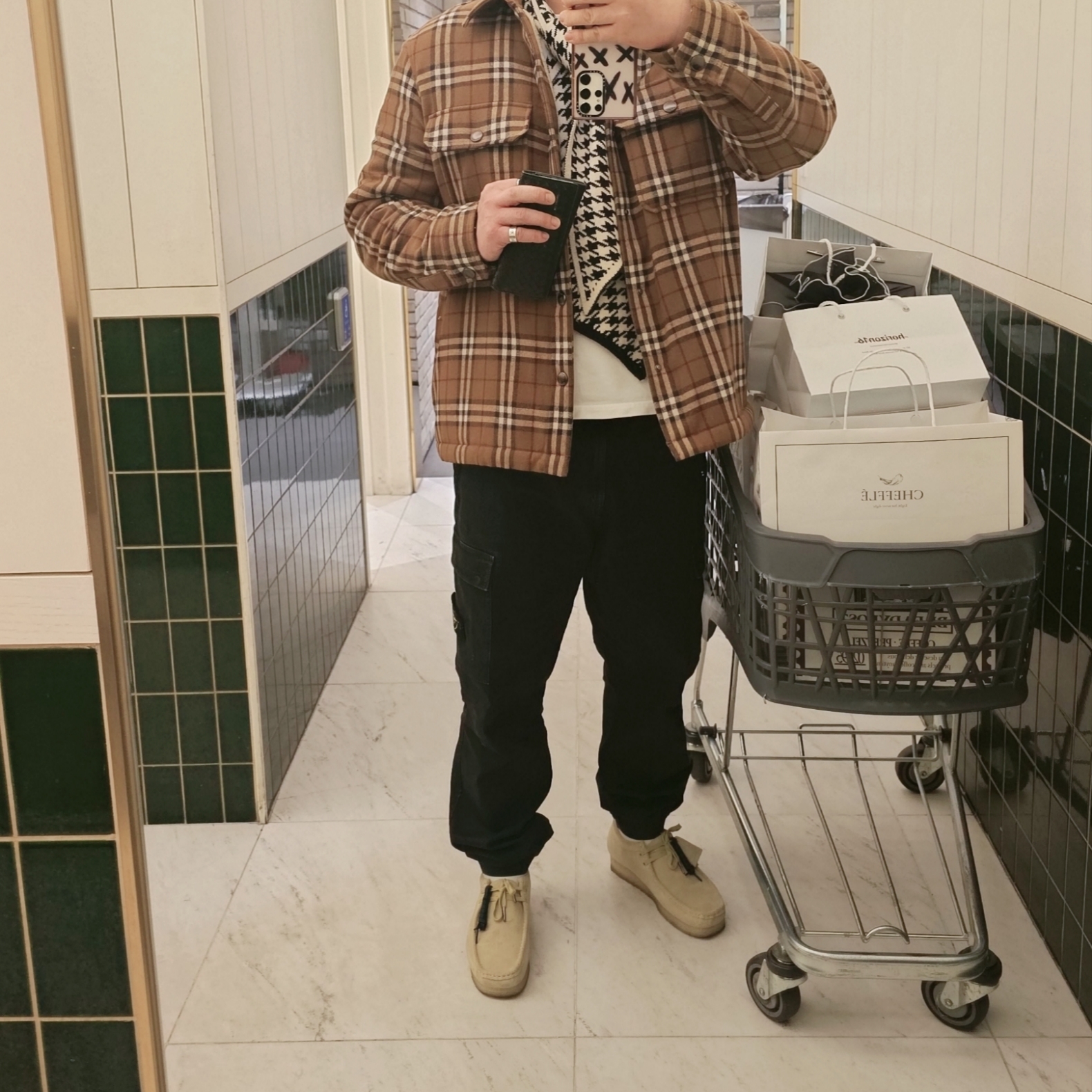 Clarks Wallabee Maple Suede, Stone Island 313L1 T.CO+OLD Cargo Pants Black - 22FW 착용 스타일 - 1