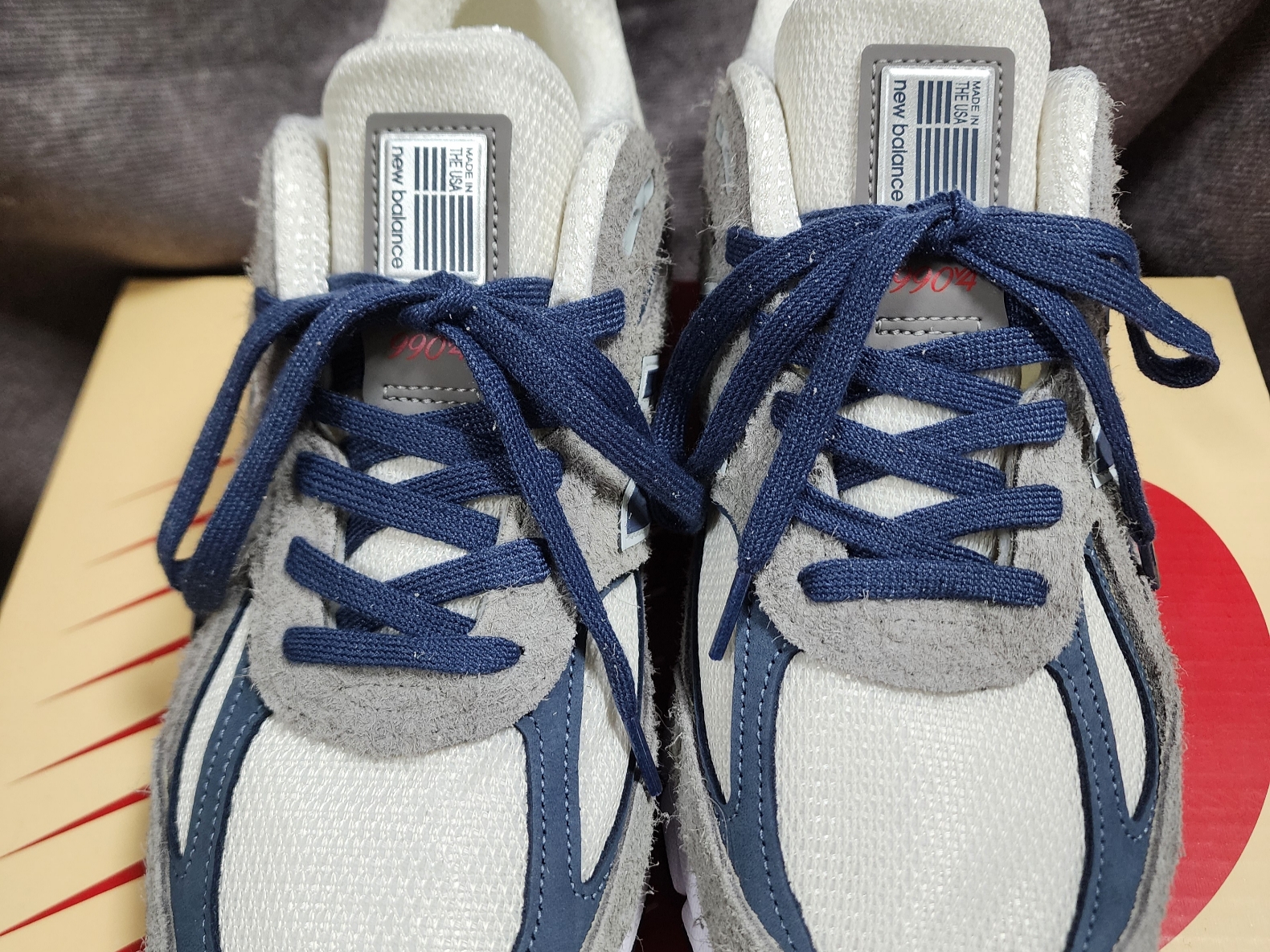New Balance 990v4 Made in USA Gray Suede 착용 스타일 - 2