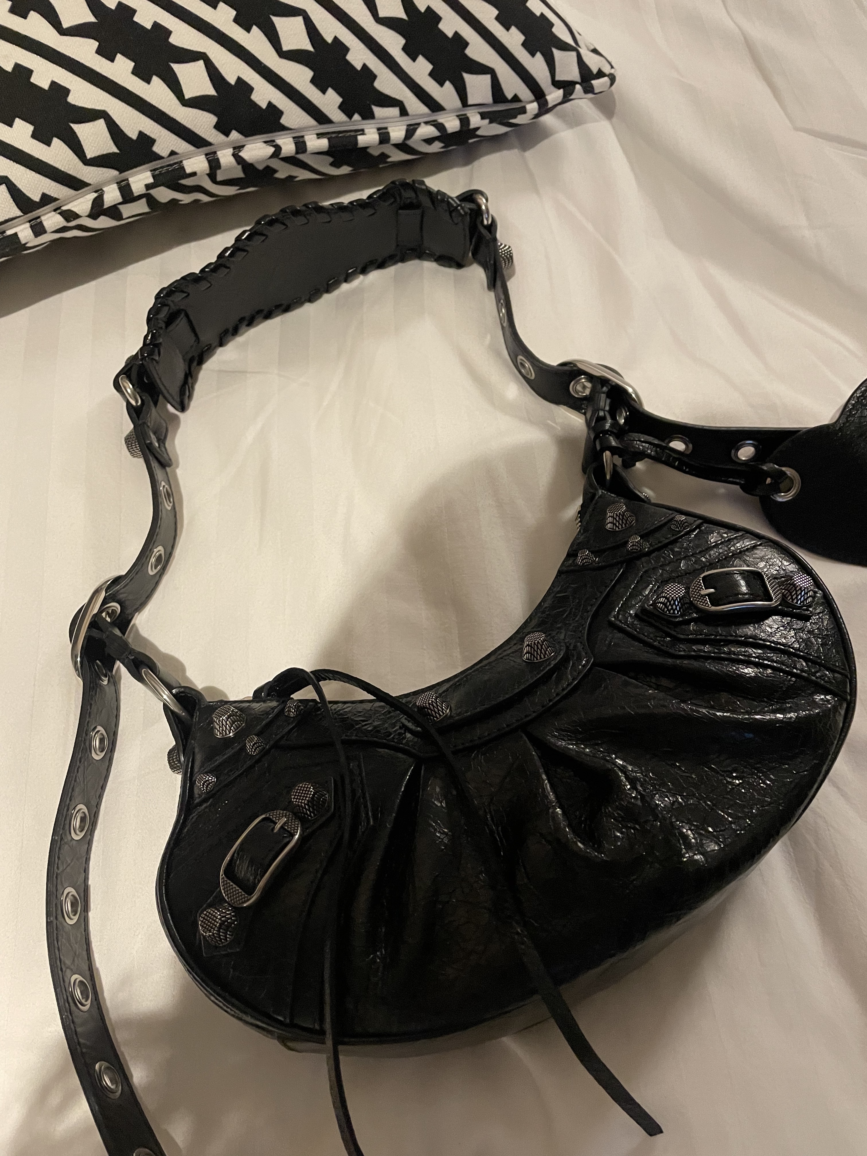 Balenciaga Arena Lambskin Le Cagole XS Shoulder Bag Black 착용 스타일