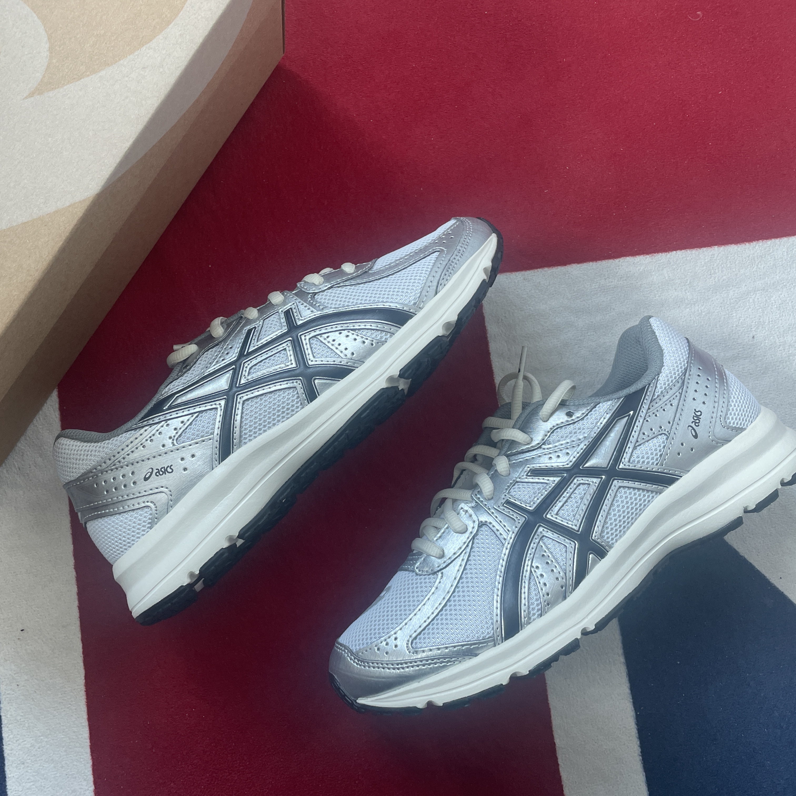 Asics Jog 100 S White Black - 2E Wide, [KREAM 단독] ADSB Andersson Bell Macaron Intarsia Cardigan Khaki 착용 스타일 - 1