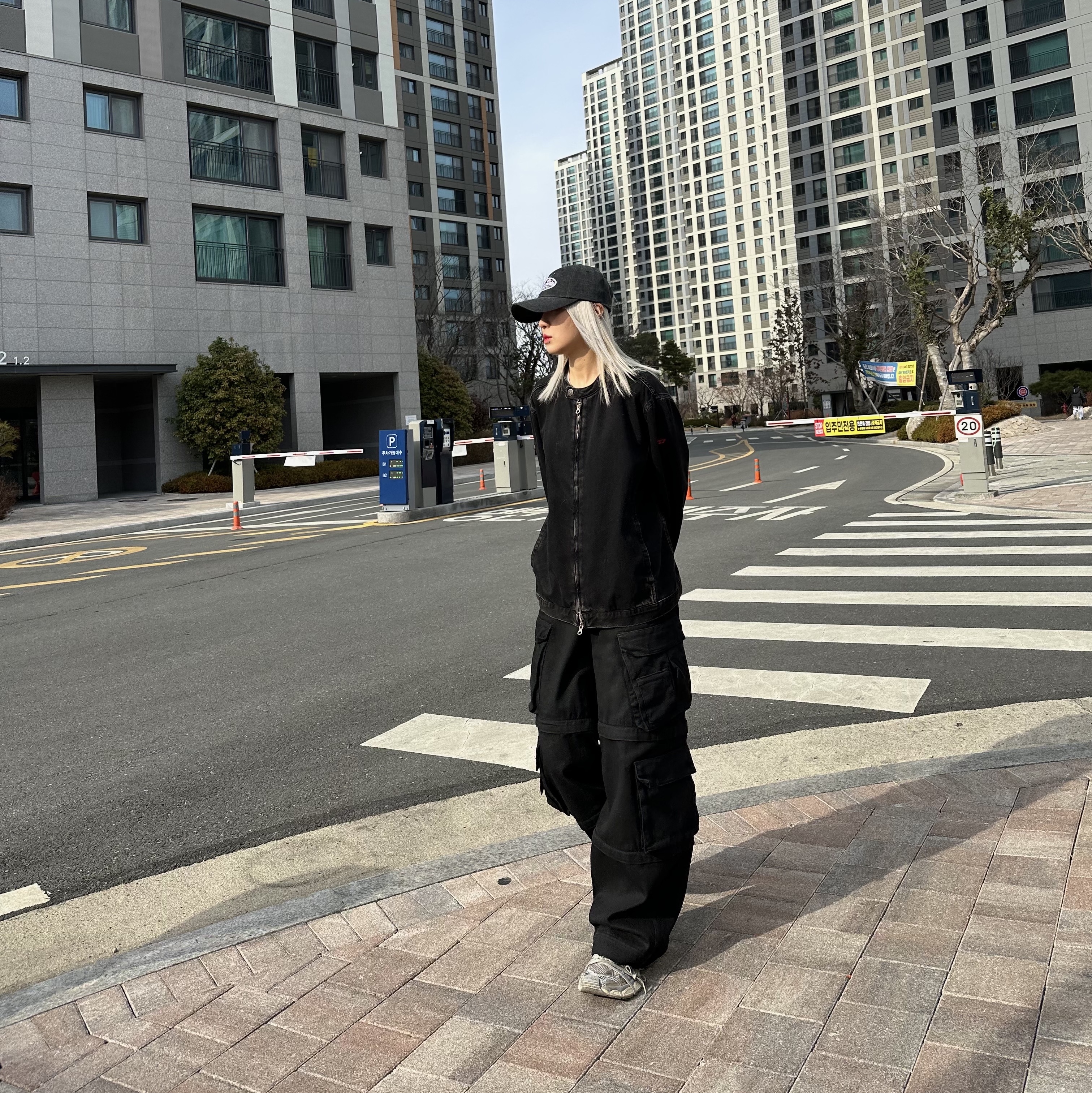Project G/R Oversized Convertible Cargo Pants Coated Black, Balenciaga 3XL Sneakers Light Beige 착용 스타일 - 5