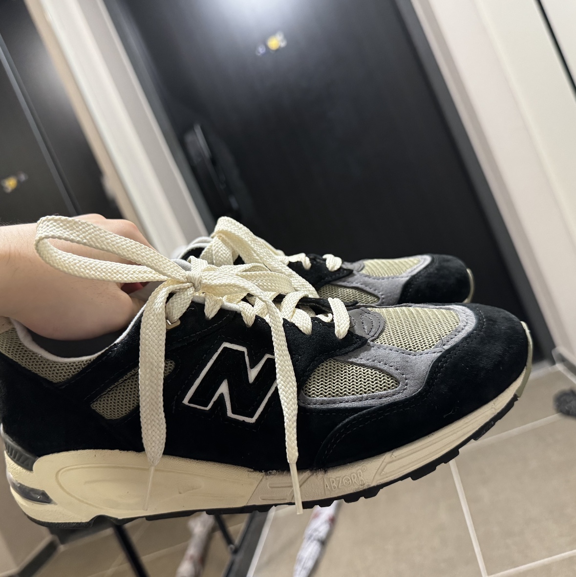 New Balance 990v2 Made in USA Black True camo, Adidas x Atmos x Daiki Tsuneta Superstar Altered Blue 착용 스타일 - 1