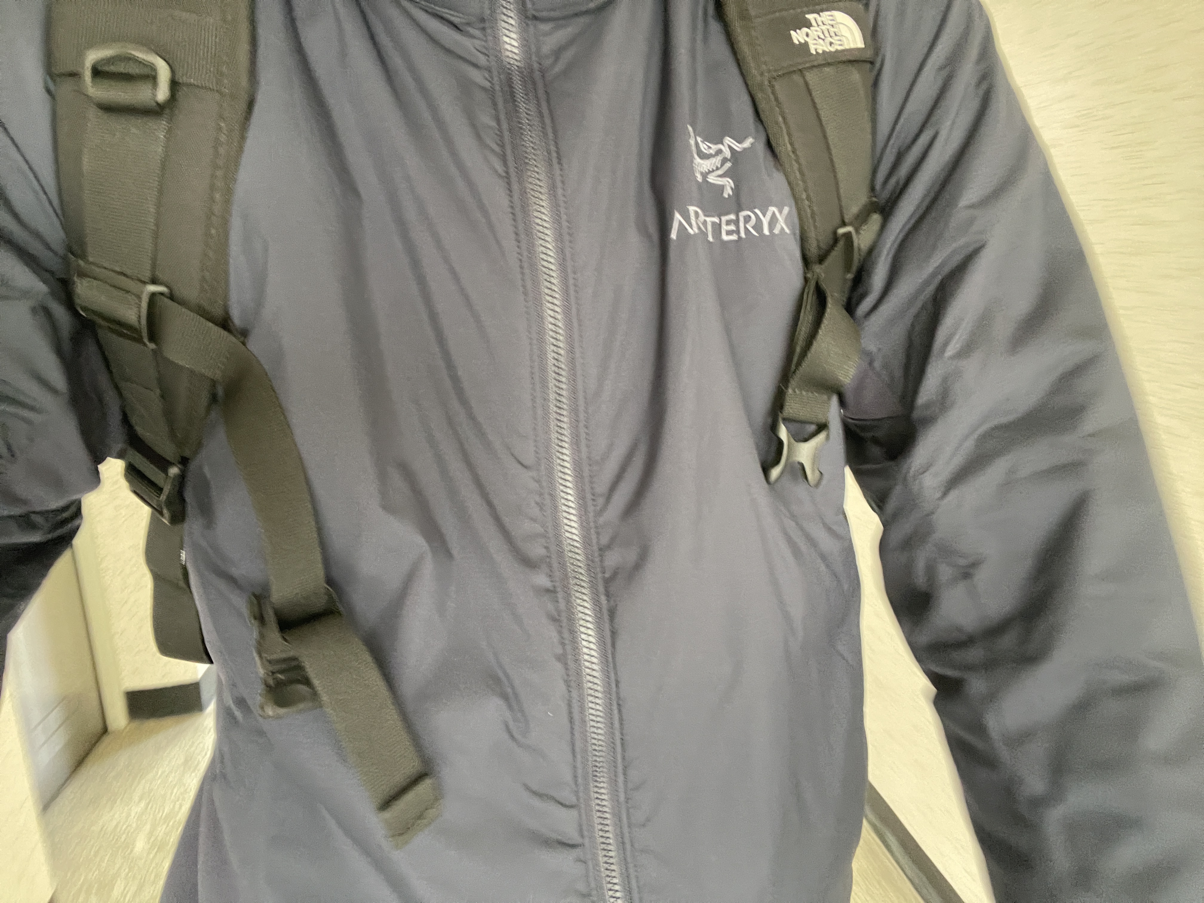 Arc'teryx Atom Hoody Black Sapphire 착용 스타일