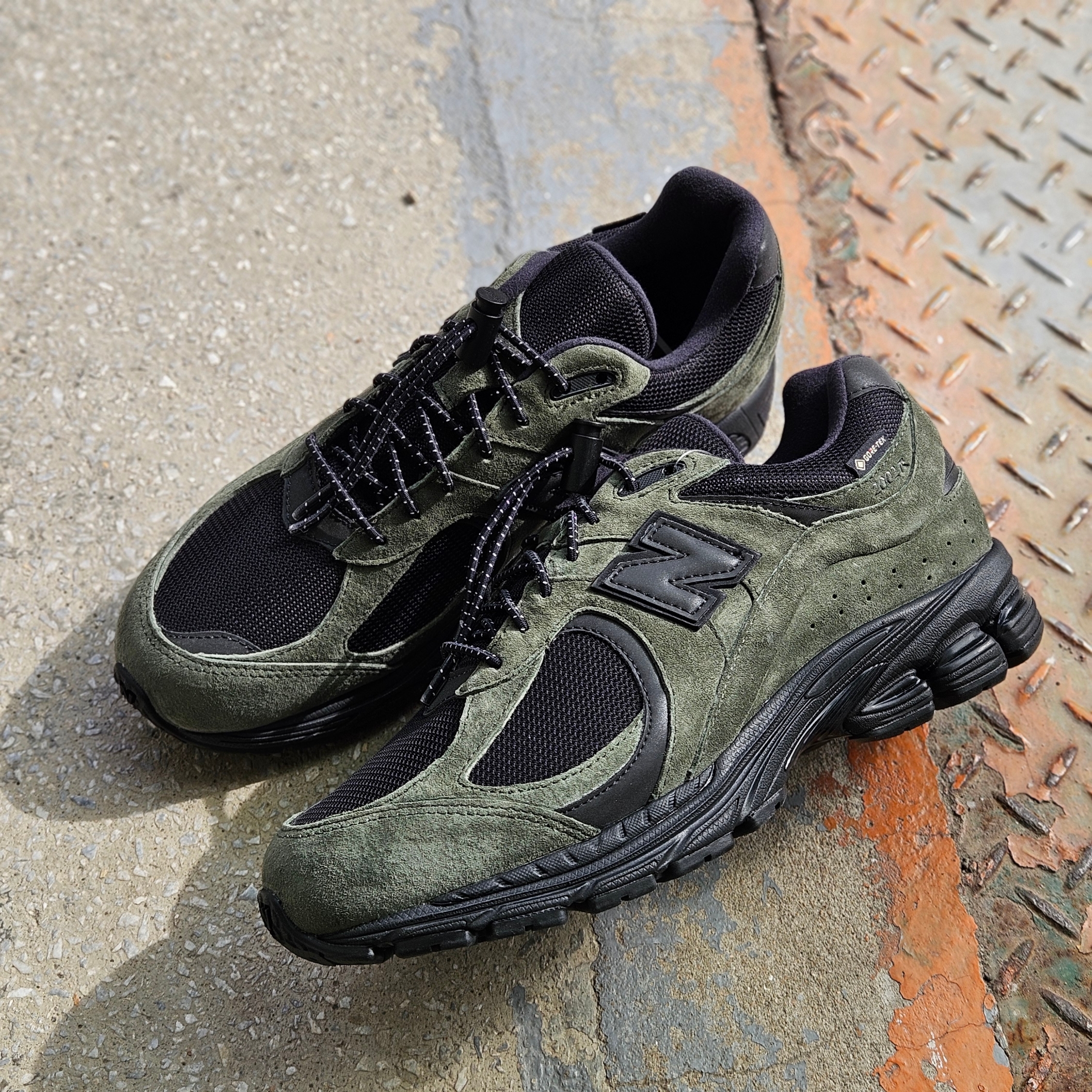 New Balance x JJJJound 2002R Gore-Tex Pine 착용 스타일 - 1