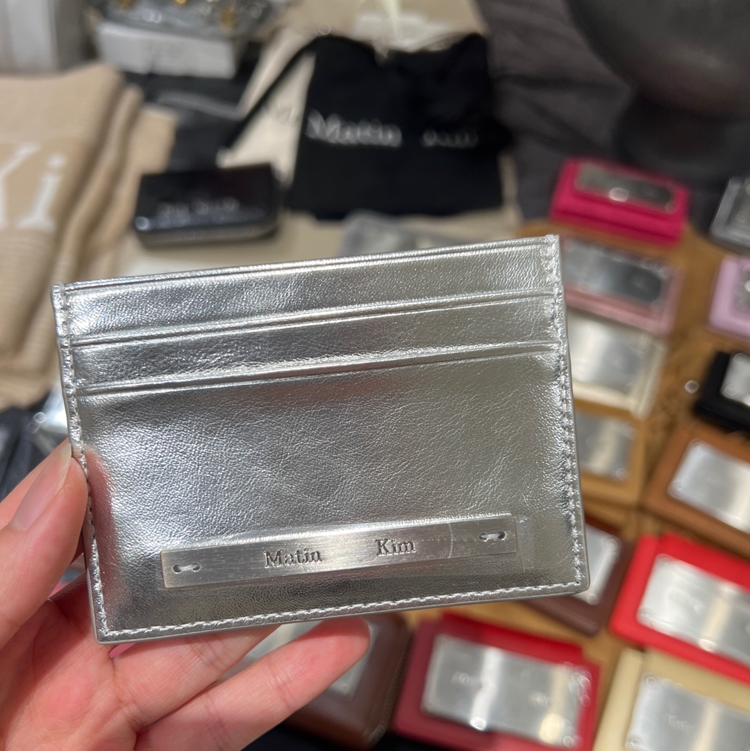 Matin Kim Vintage Card Wallet Silver 착용 스타일