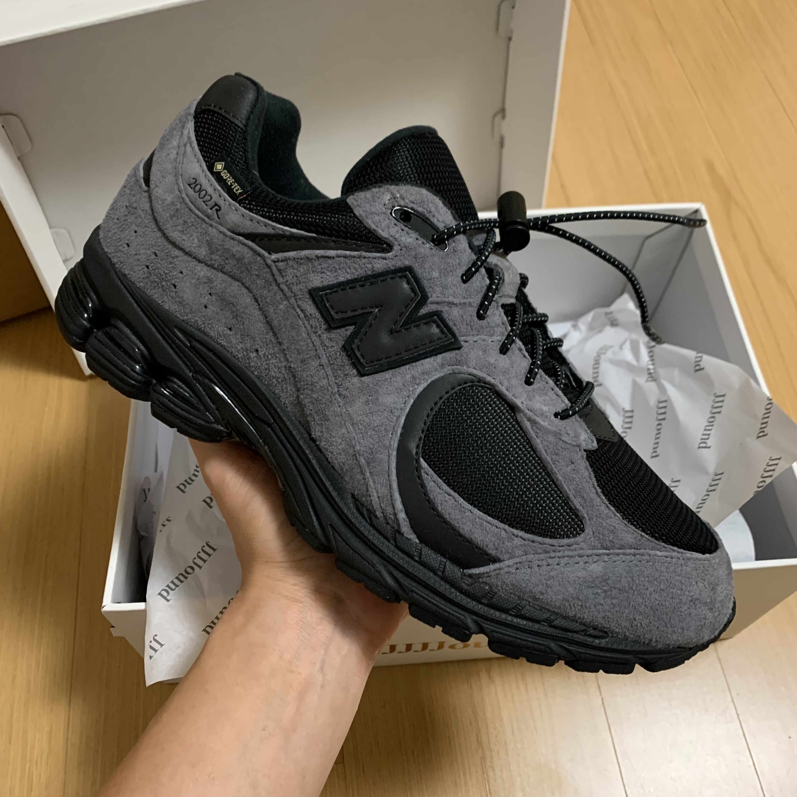 New Balance x JJJJound 2002R Gore-Tex Charcoal 착용 스타일