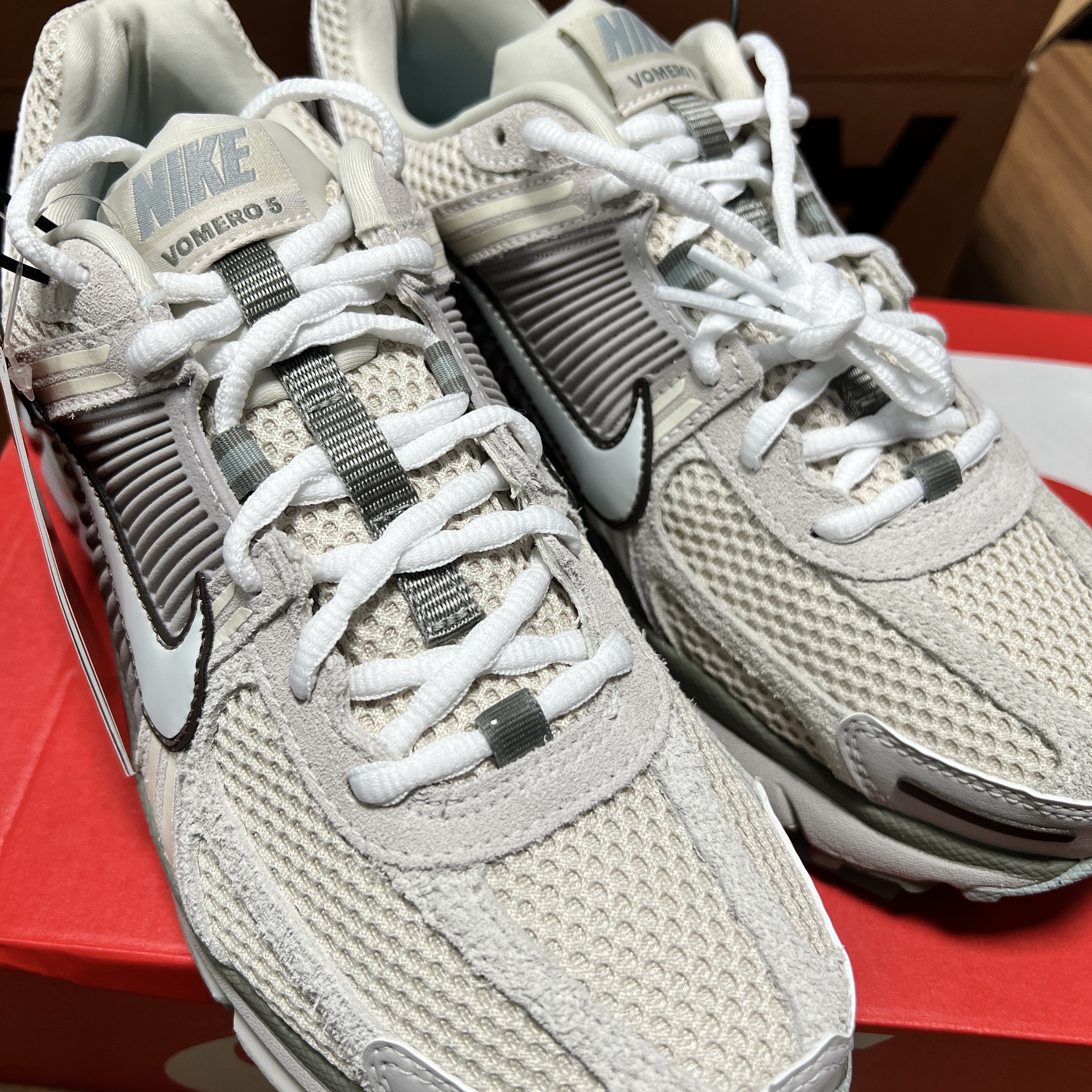 Nike Zoom Vomero 5 SE Light Orewood Brown 착용 스타일 - 1