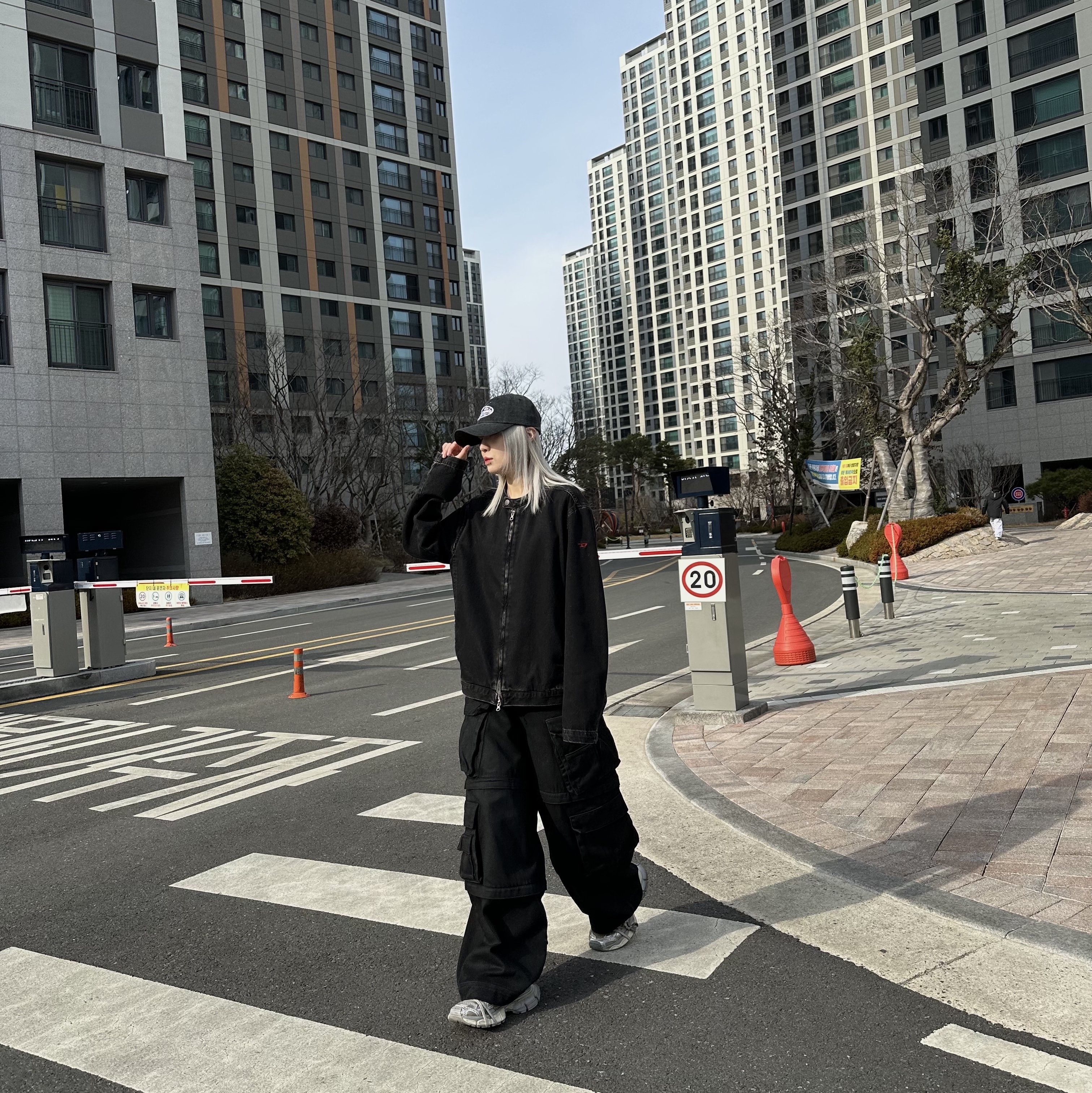 Project G/R Oversized Convertible Cargo Pants Coated Black, Balenciaga 3XL Sneakers Light Beige 착용 스타일 - 4
