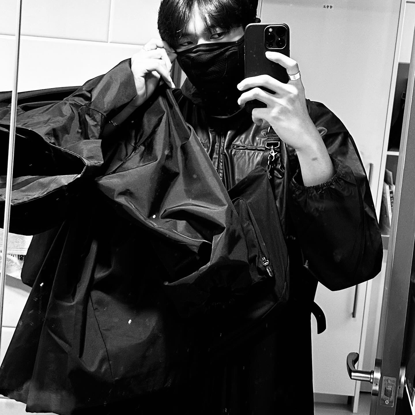 Yeezy Gap Engineered By Balenciaga Coated Cotton Overalls Black, Yeezy Gap Engineered By Balenciaga T-Cut Parka Black 착용 스타일 - 1