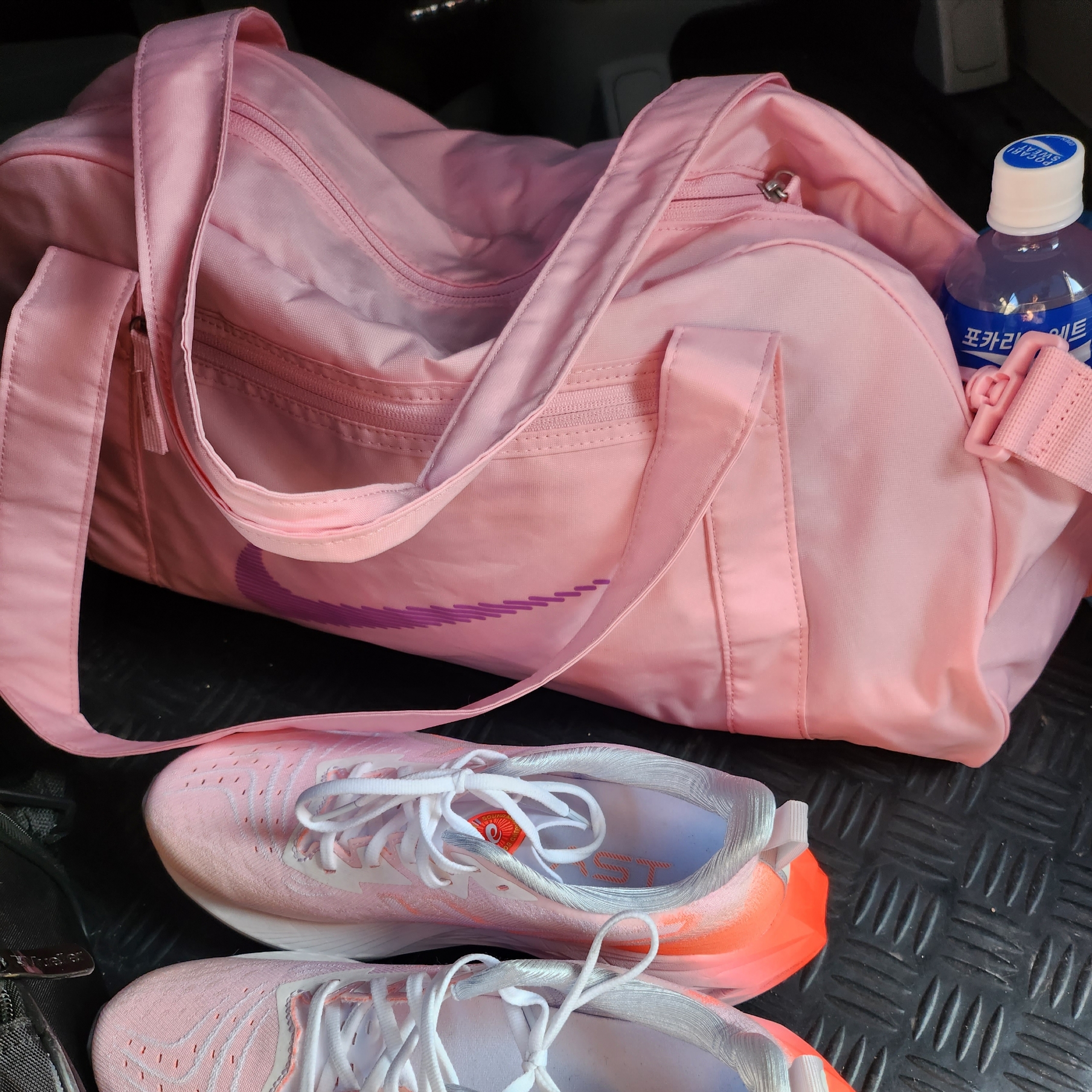 Nike Gym Club Duffle Bag 24L Medium Soft Pink, Asics Novablast 4 White Sunrise Red 착용 스타일