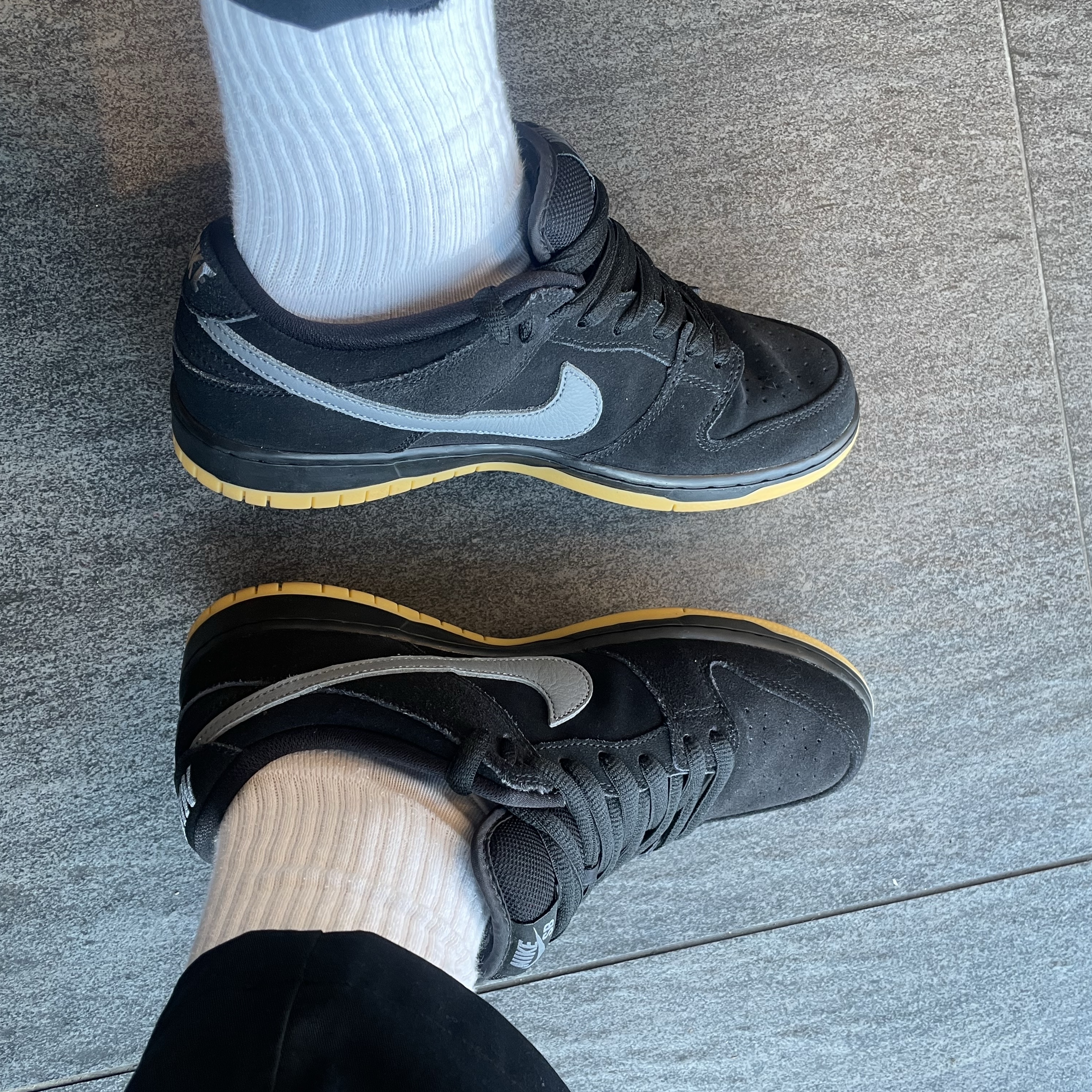 Nike SB Dunk Low Pro Black Cool Grey 착용 스타일 - 2