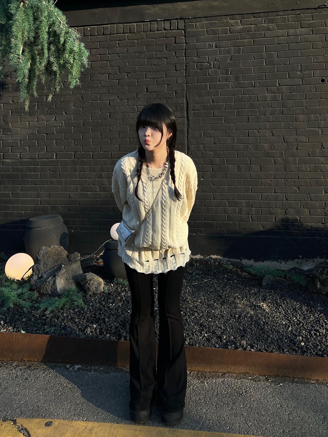(W) UGG Classic Mini Platform Boots Black, Sentiments No.391 Necklace Silver 착용 스타일 - 2