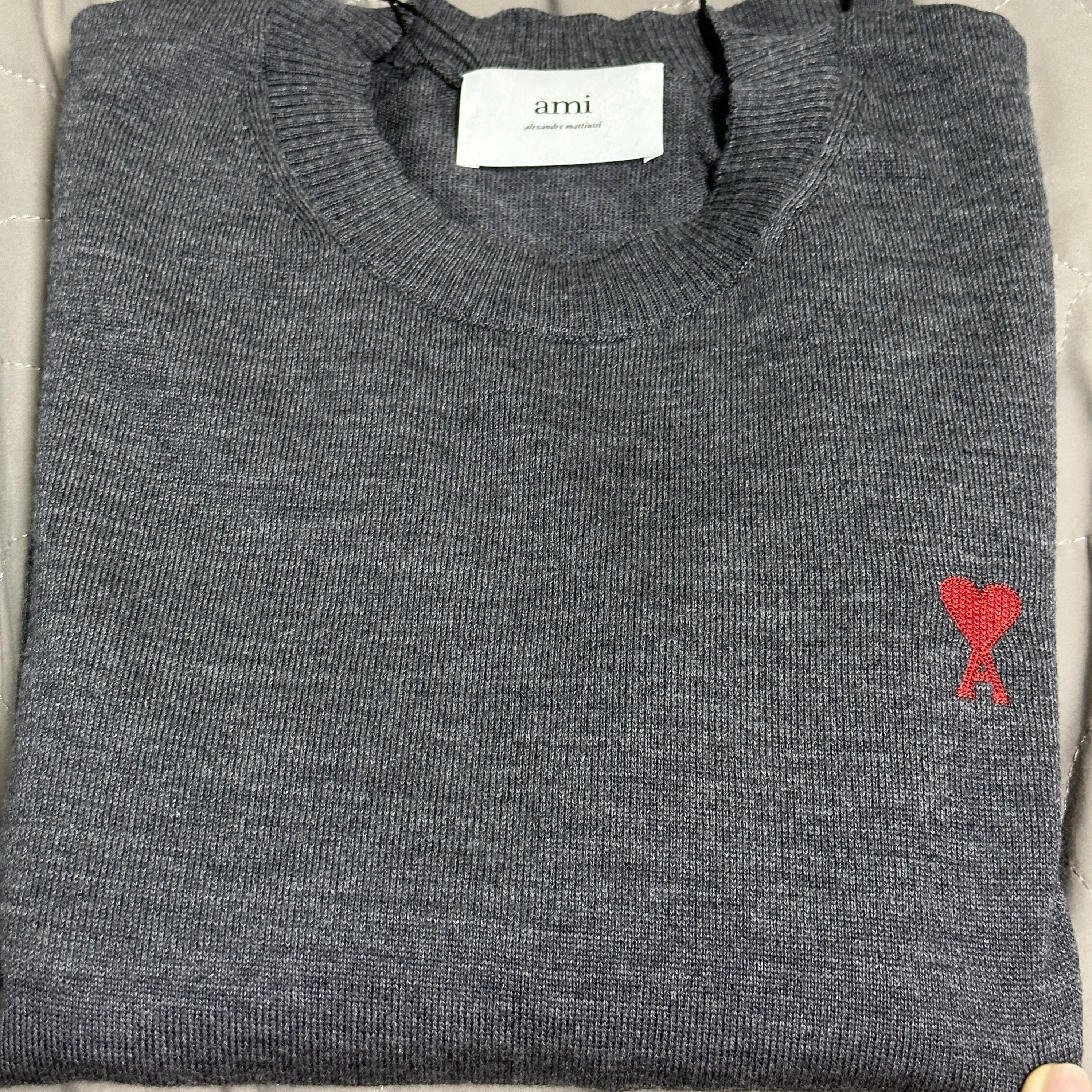 AMI de Coeur Sweater Heather Grey 착용 스타일