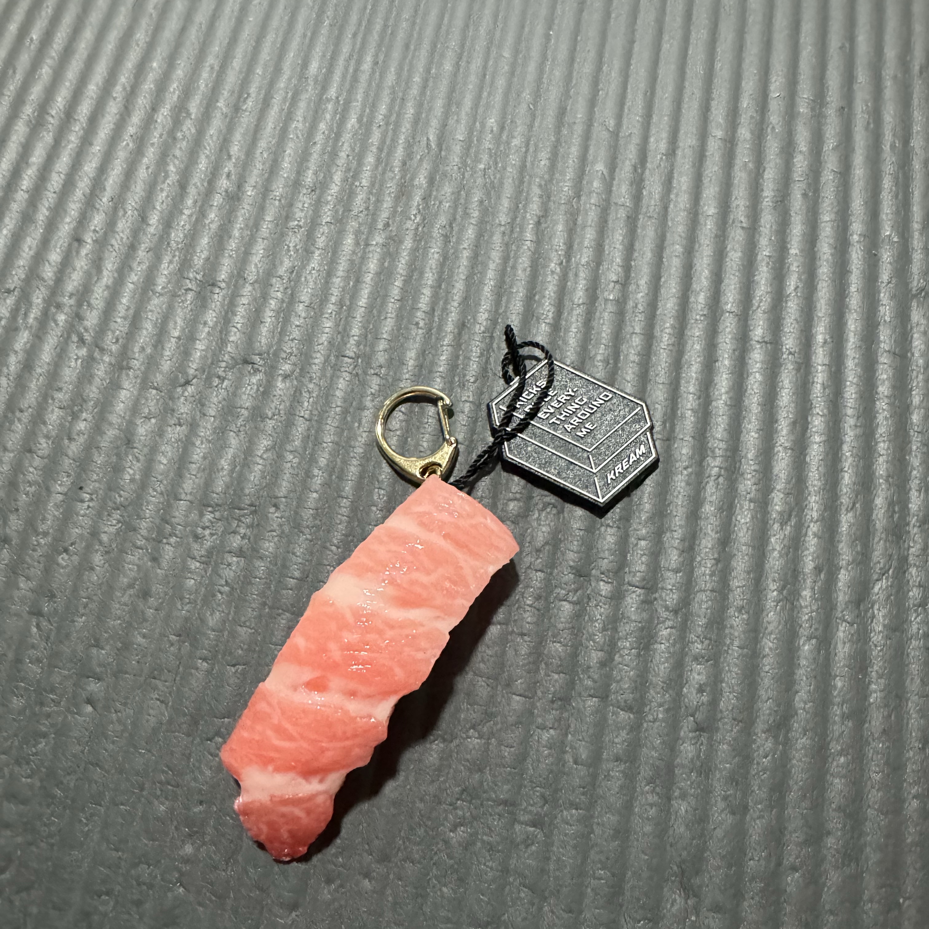 Beams x Sanpuru Key Holder Otoro 착용 스타일