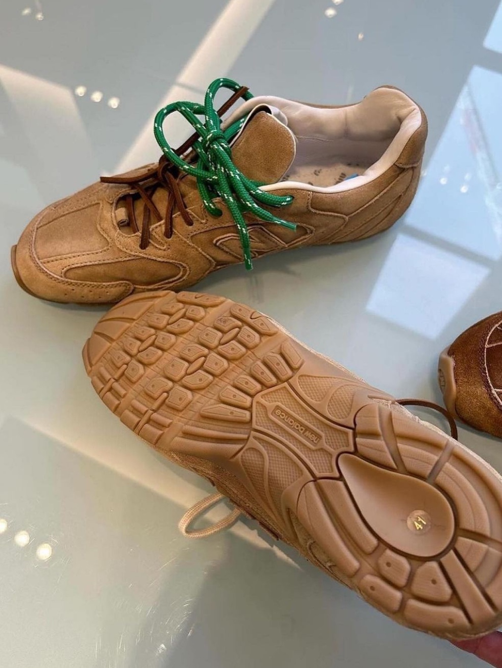 (W) New Balance x Miu Miu 530 Suede Mesh Sneakers Cinnamon, (W) New Balance x Miu Miu 530 Suede Mesh Sneakers Ecru 착용 스타일 - 5