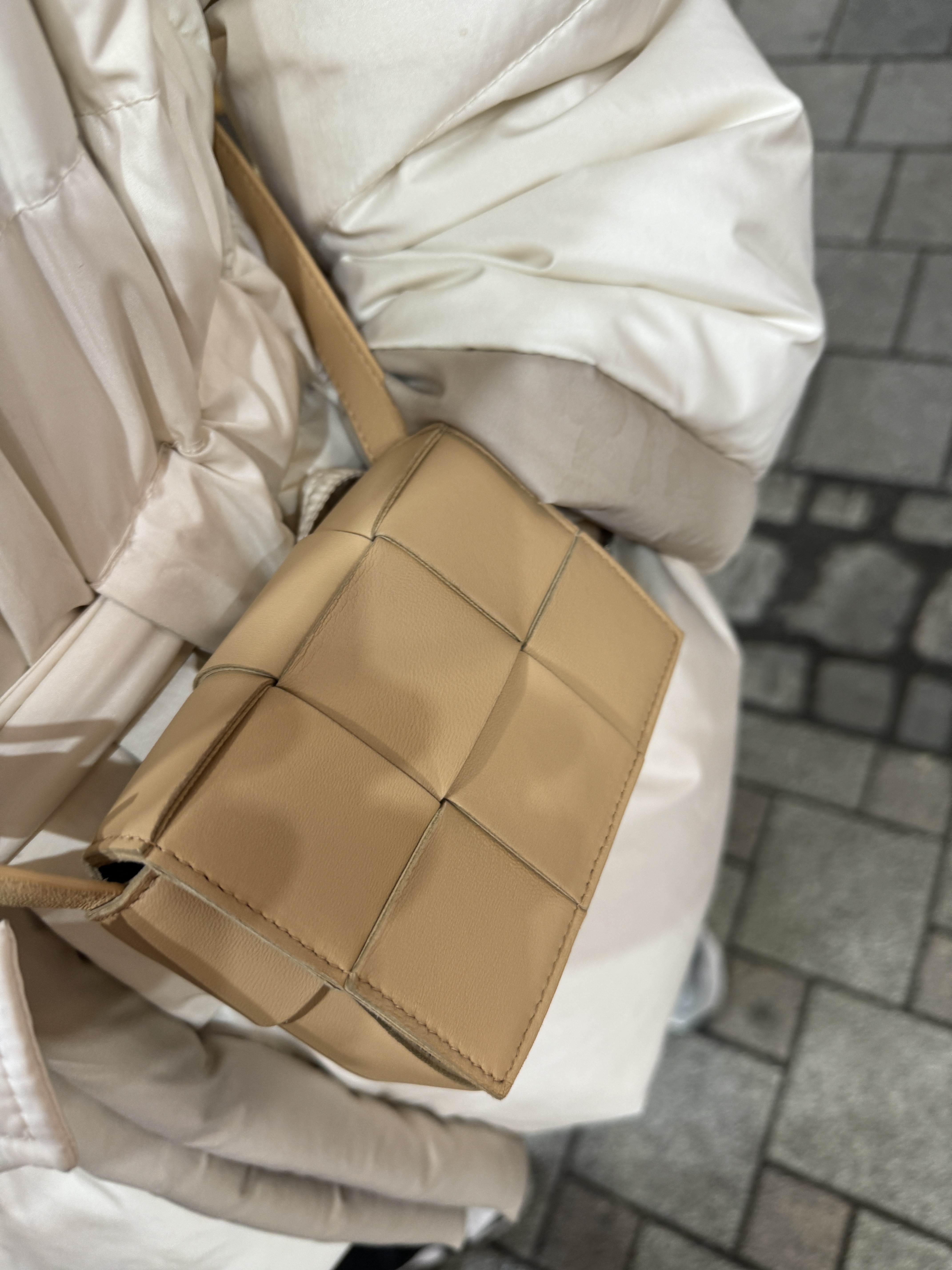 Bottega Veneta Mini Leather Cassette Almond 착용 스타일
