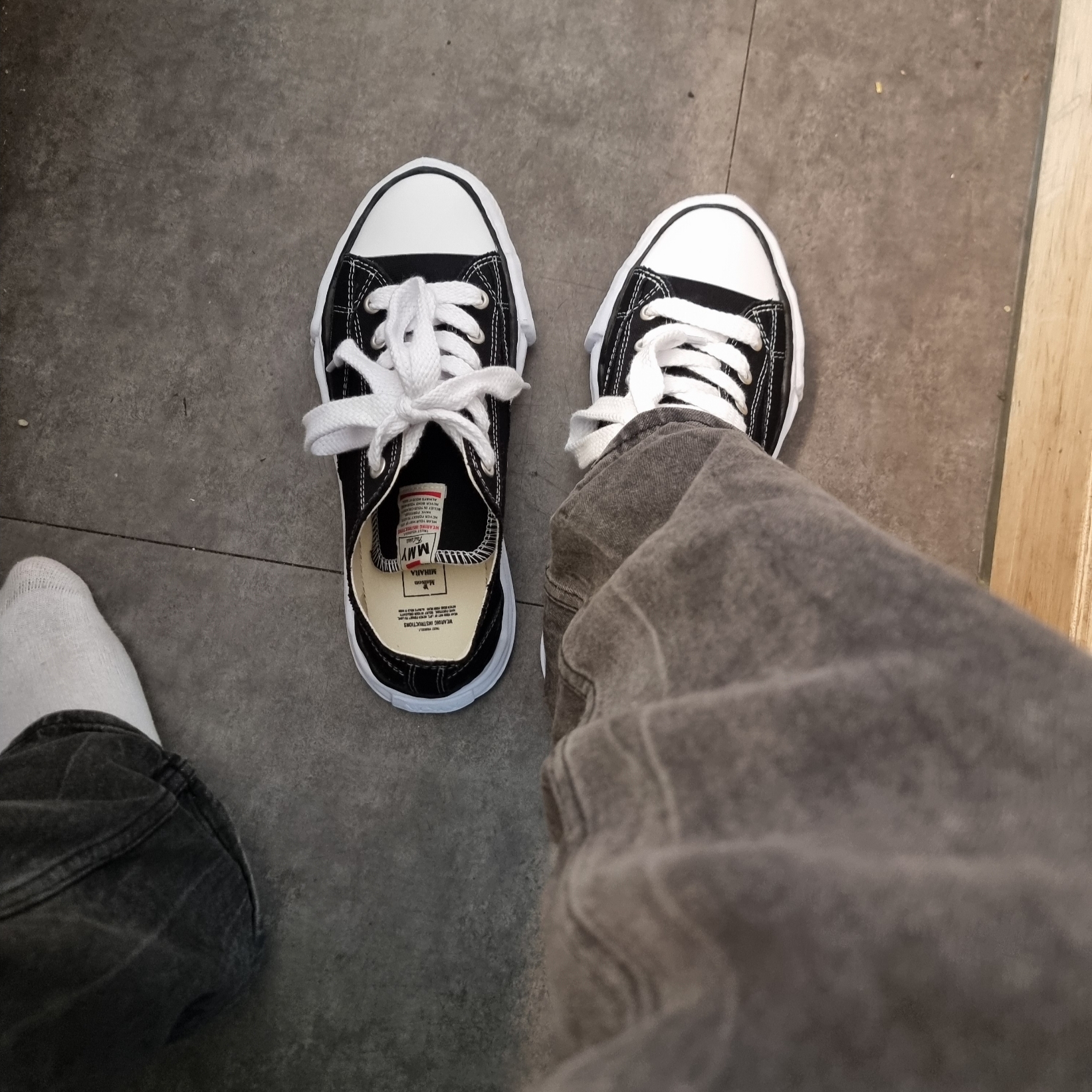 Maison Mihara Yasuhiro Peterson OG Sole Canvas Low Sneakers Black 착용 스타일