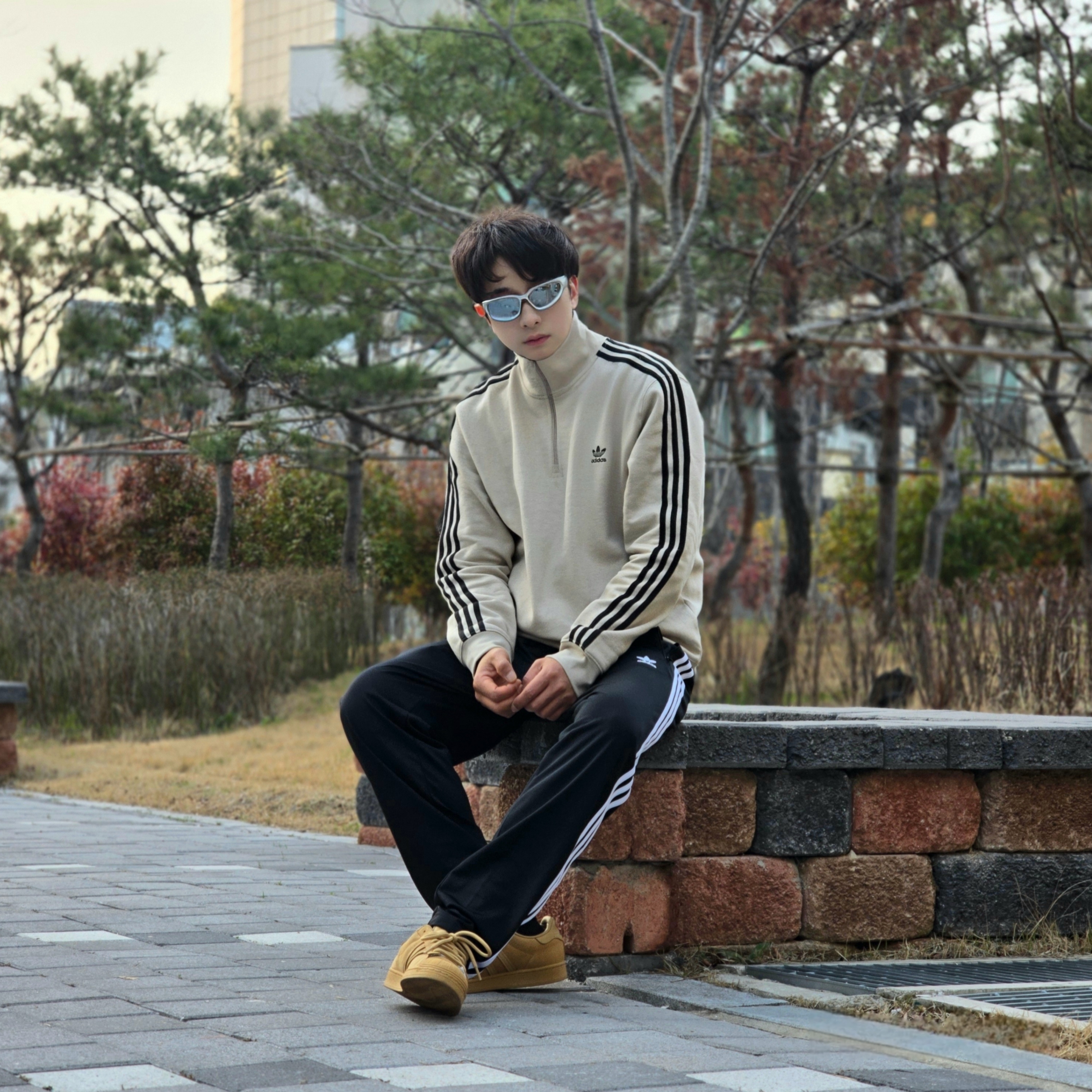 Adidas Adicolor Classic 3-Stripes Half-Zip Sweatshirt Black White - KR Sizing, Adidas Firebird Track Pants Black - KR Sizing 착용 스타일 - 3