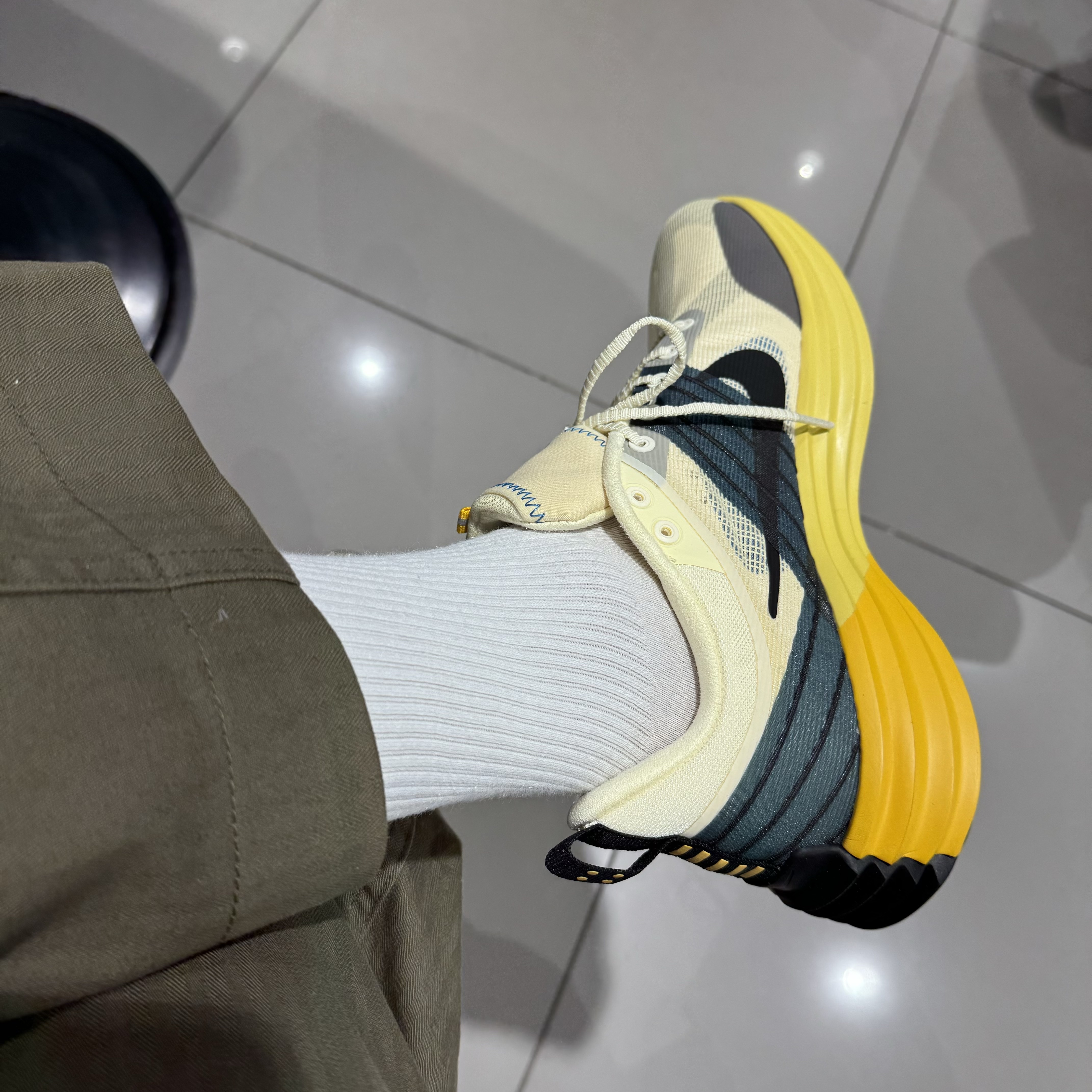 Nike Lunar Roam Alabaster and Green Abyss 착용 스타일 - 2