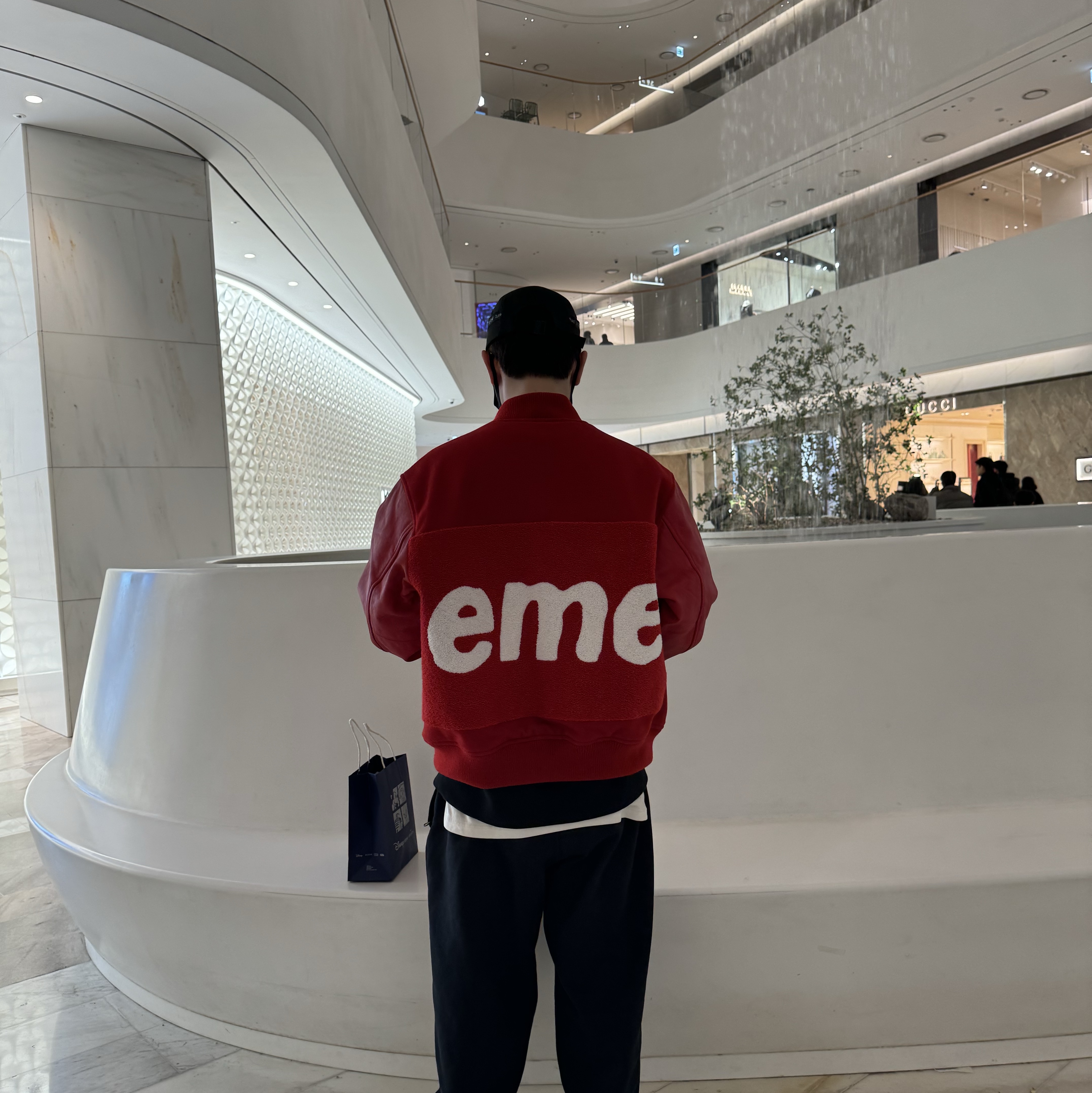 Supreme Big Logo Chenille Varsity Jacket Red - 24SS, Supreme Mesh Pocket Camp Cap Black - 23FW 착용 스타일 - 2
