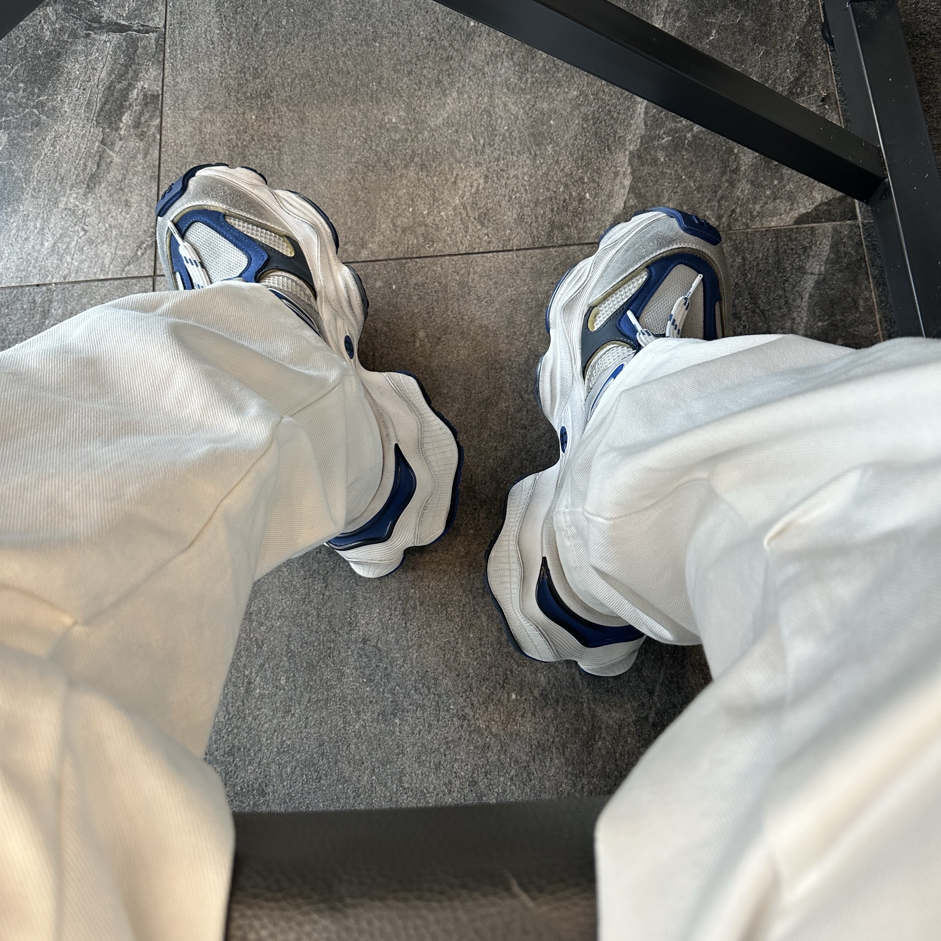 Balenciaga Cargo Sneakers Grey White Blue 착용 스타일