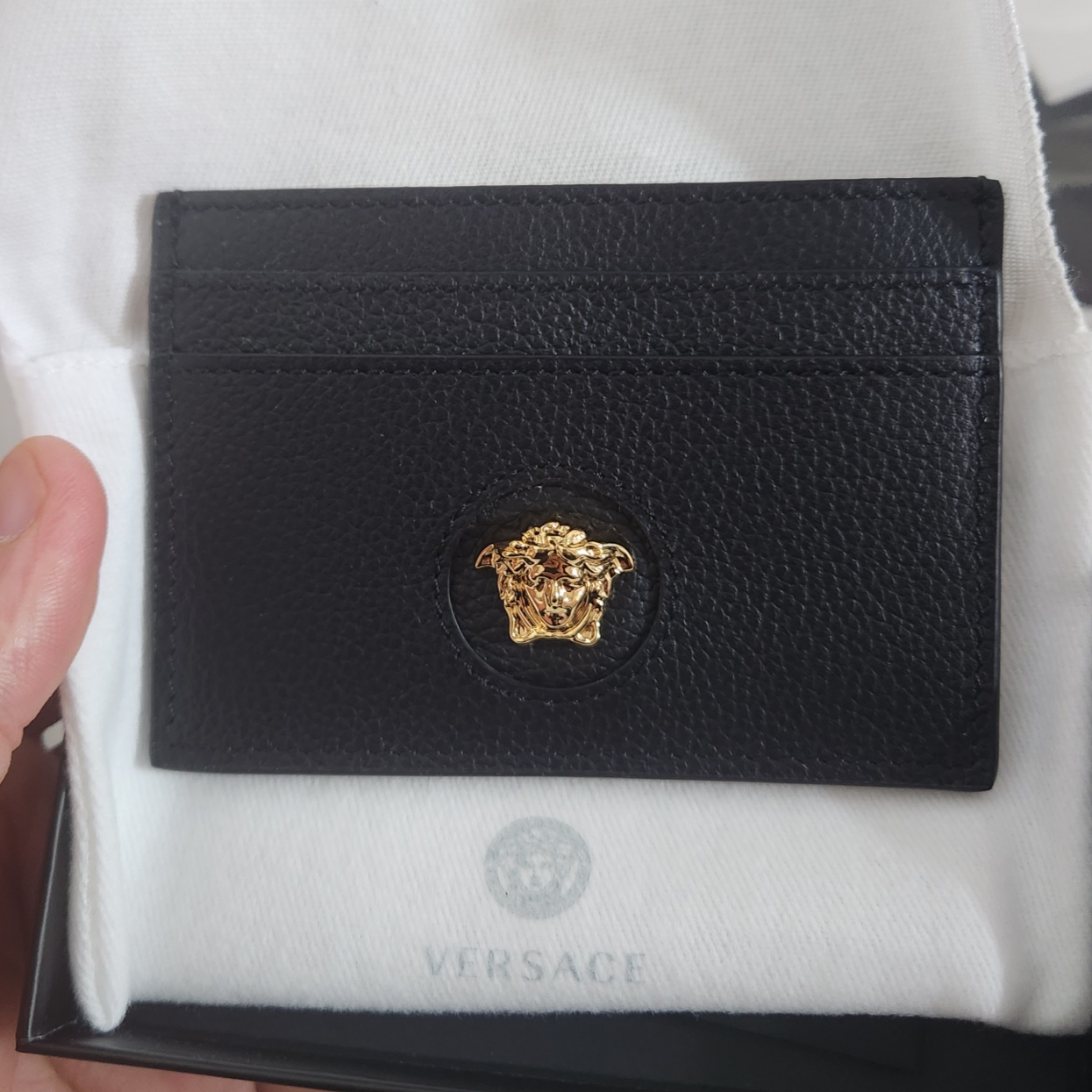 Versace La Medusa Card Case Black 착용 스타일