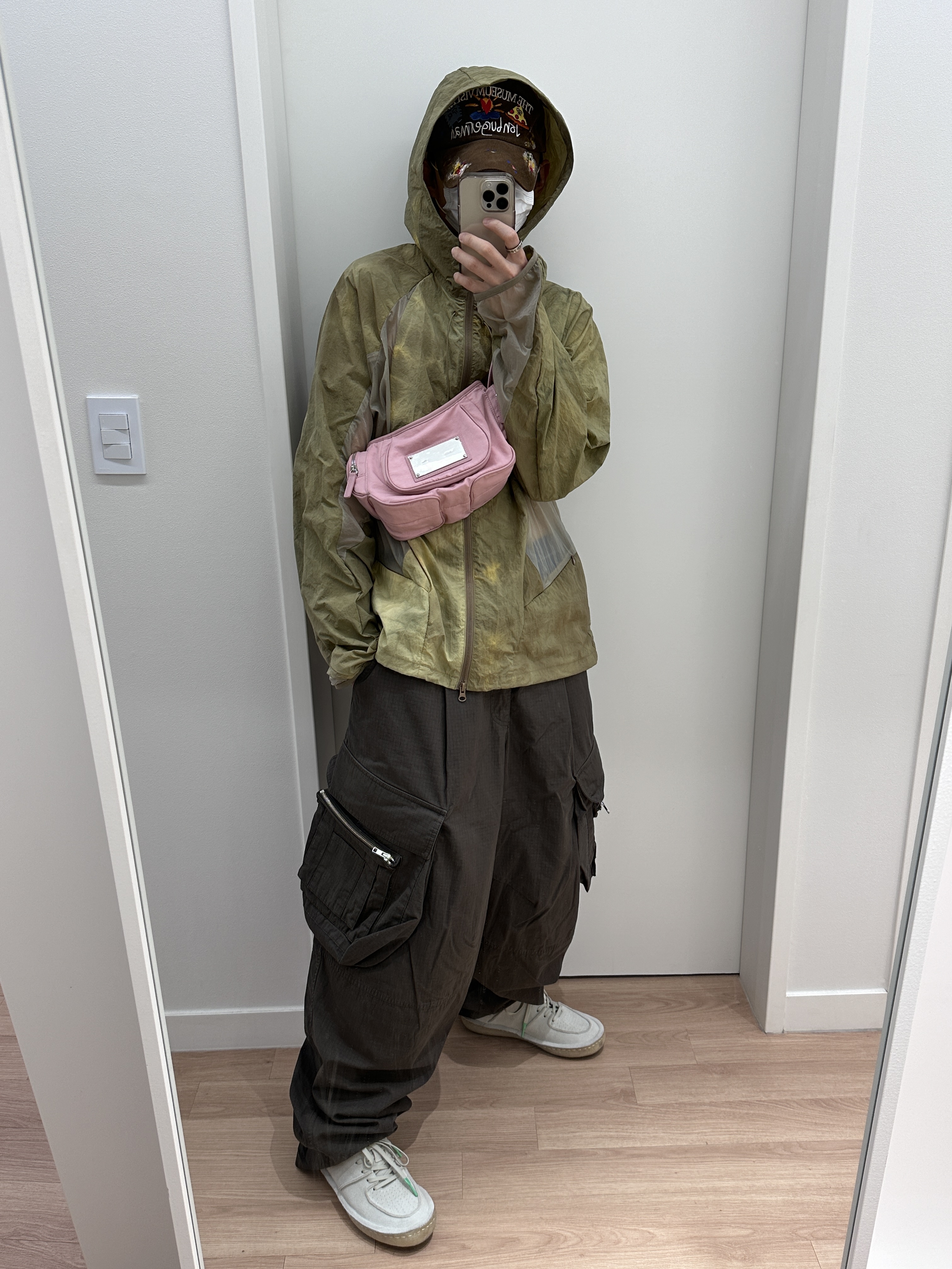 The Museum Visitor x Jon Burgerman Hand Painted Pizza & Poch Corduroy Ball Cap Brown, Matin Kim Madeleine Round Bag Pink 착용 스타일 - 1