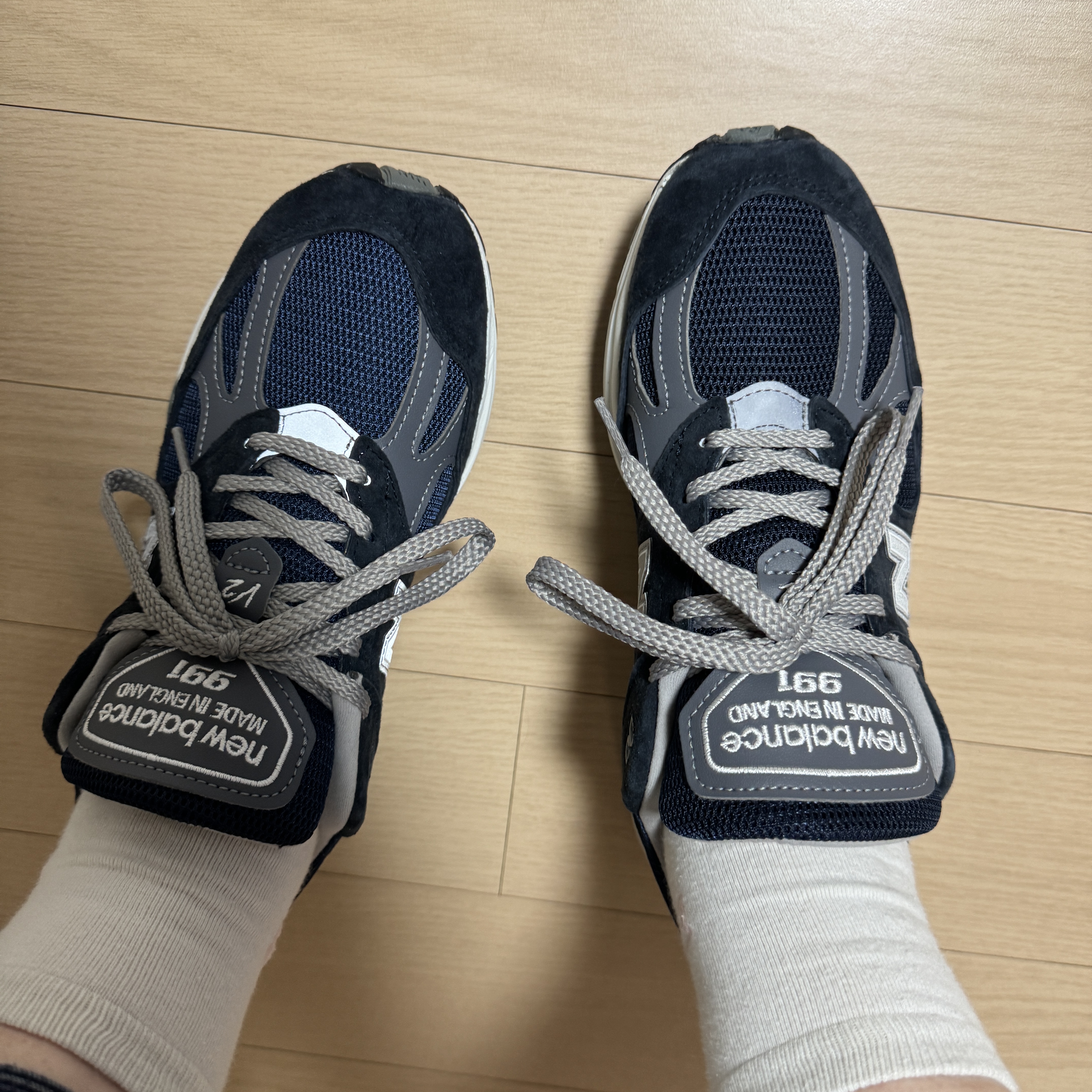 New Balance 991v2 Made in UK Dark Navy Smoked Pearl 착용 스타일