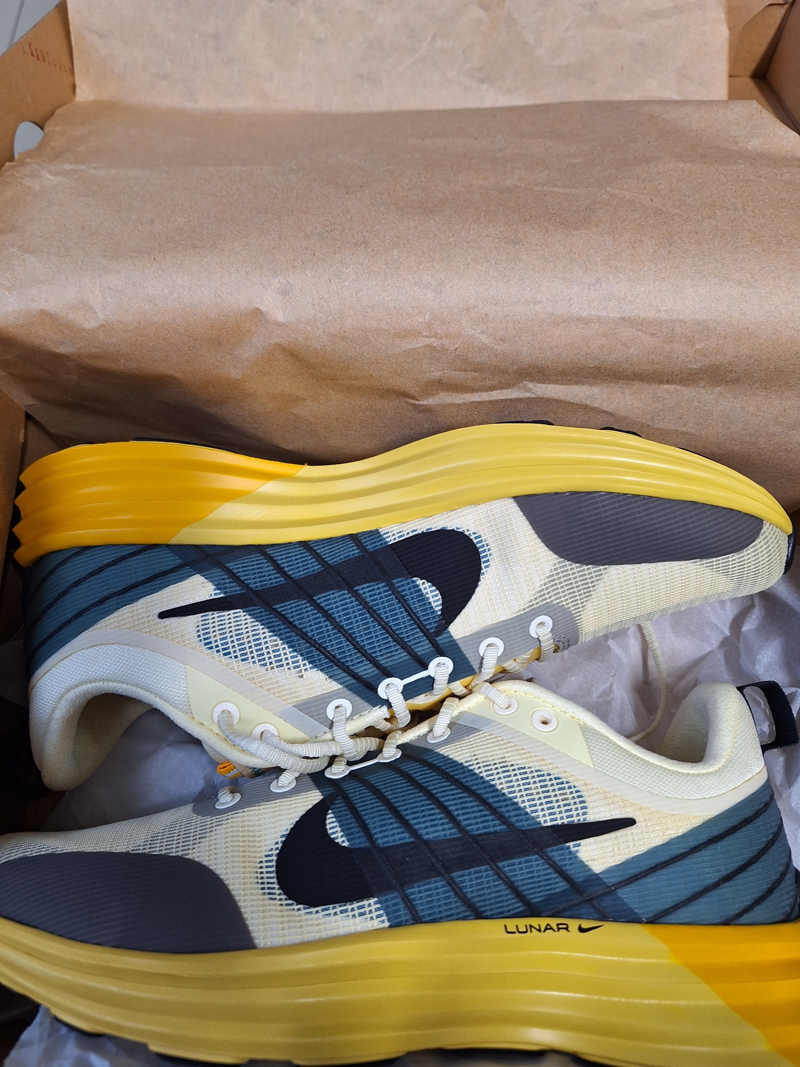 Nike Lunar Roam Alabaster and Green Abyss 착용 스타일