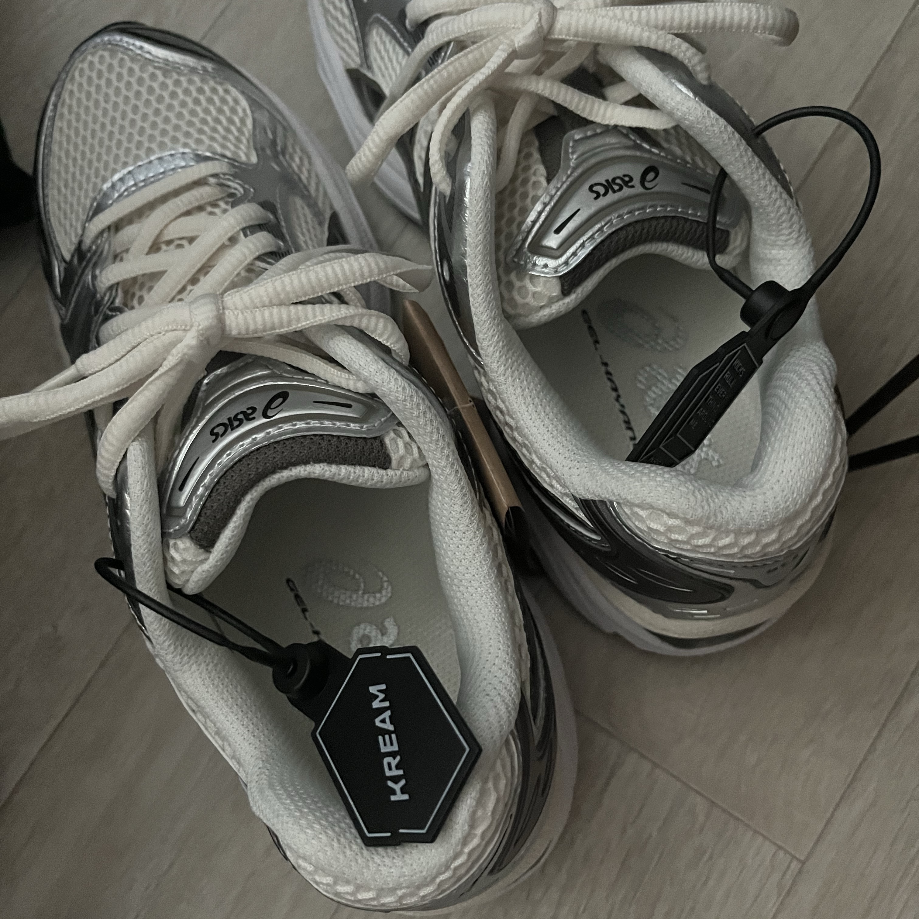 Asics Gel-Kayano 14 Cream Black 착용 스타일