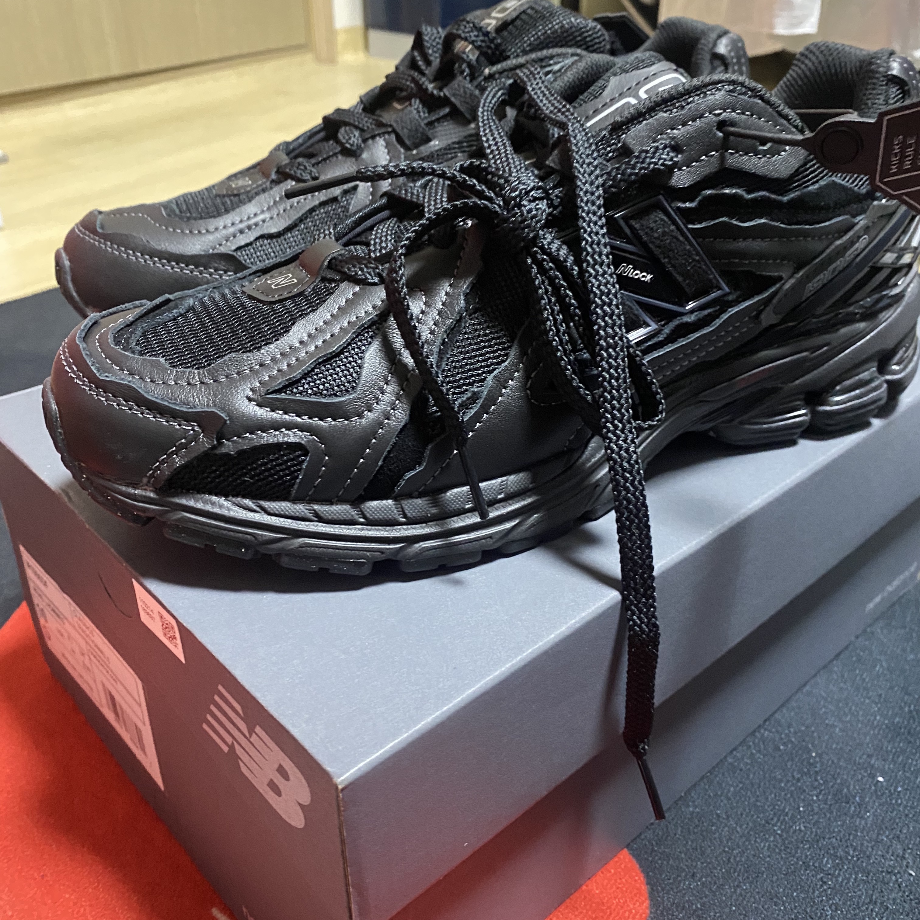 New Balance 1906D Protection Pack Black Silver Metallic 착용 스타일