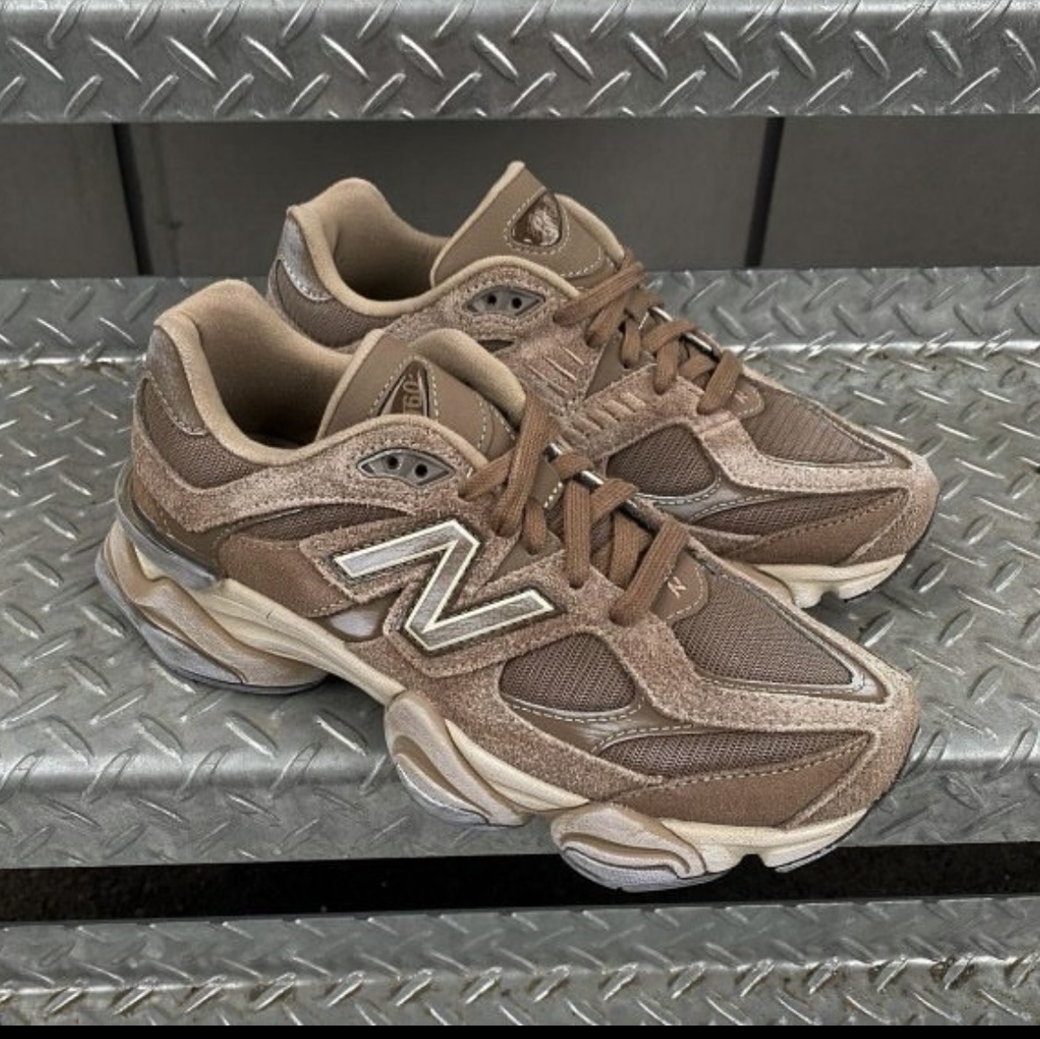 New Balance 9060 Mushroom 착용 스타일