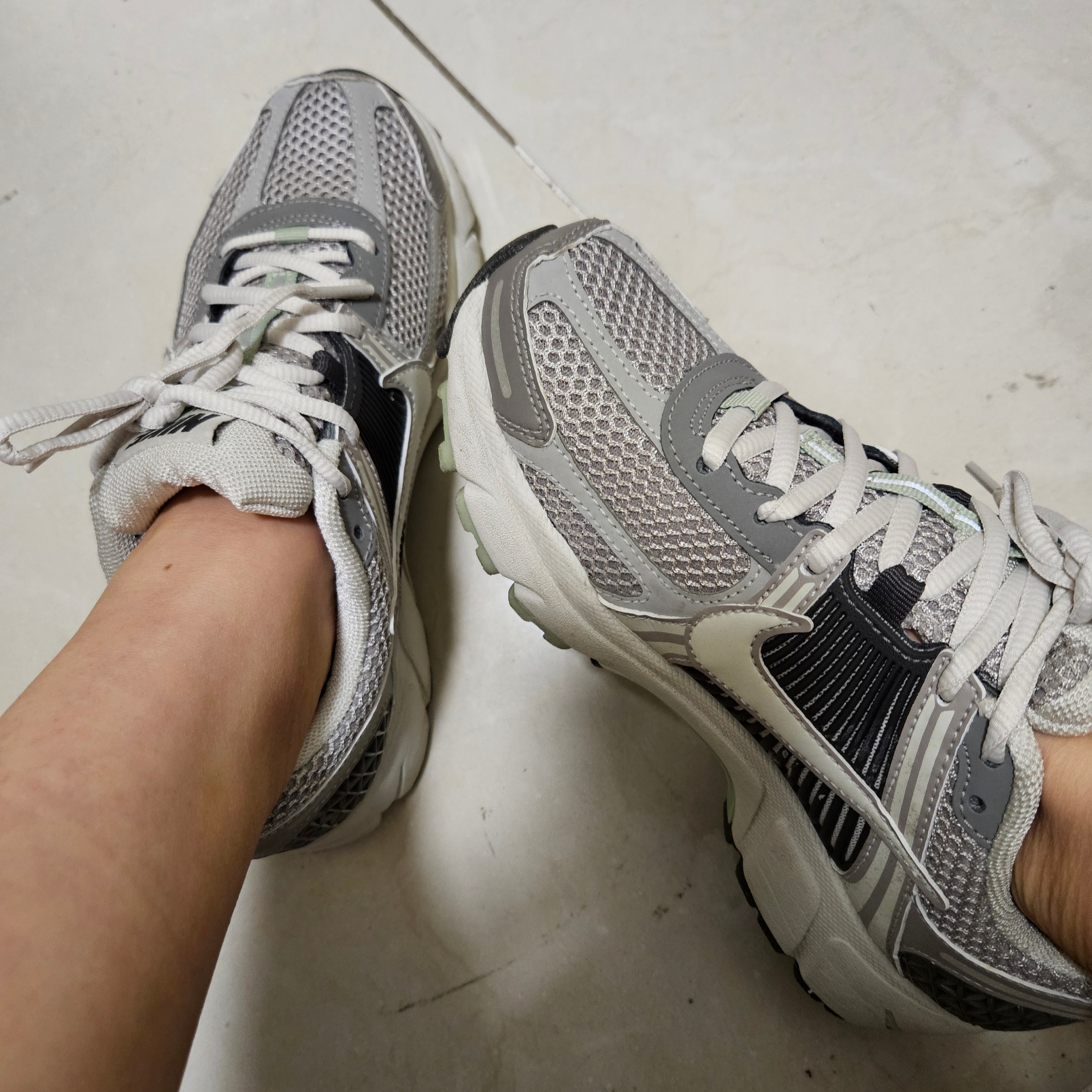 (W) Nike Zoom Vomero 5 Cobblestone and Flat Pewter 착용 스타일 - 2