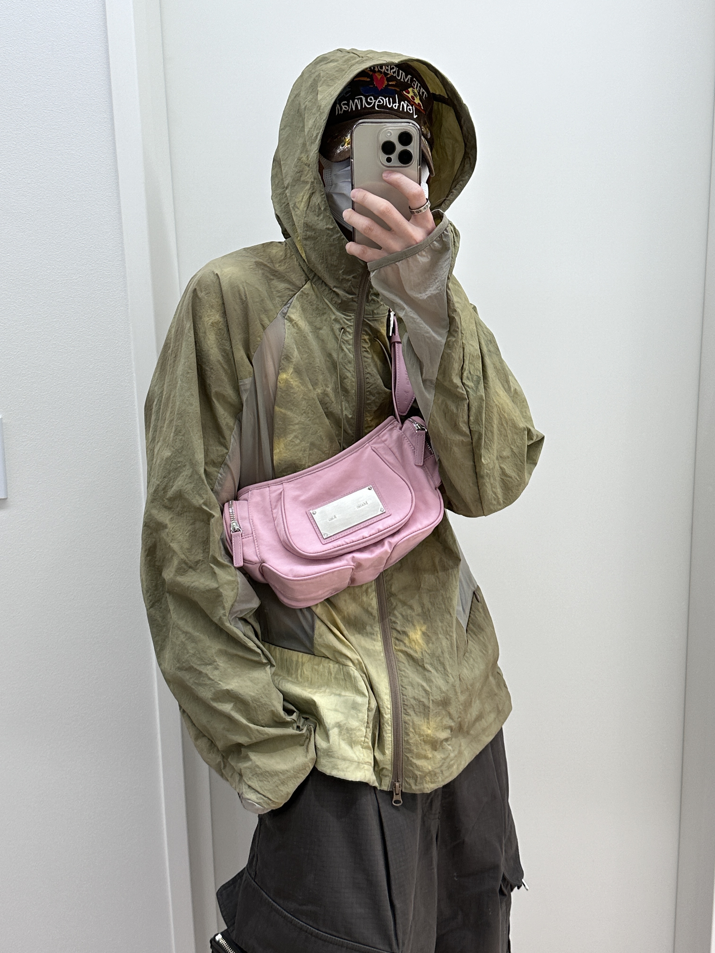 The Museum Visitor x Jon Burgerman Hand Painted Pizza & Poch Corduroy Ball Cap Brown, Matin Kim Madeleine Round Bag Pink 착용 스타일 - 2