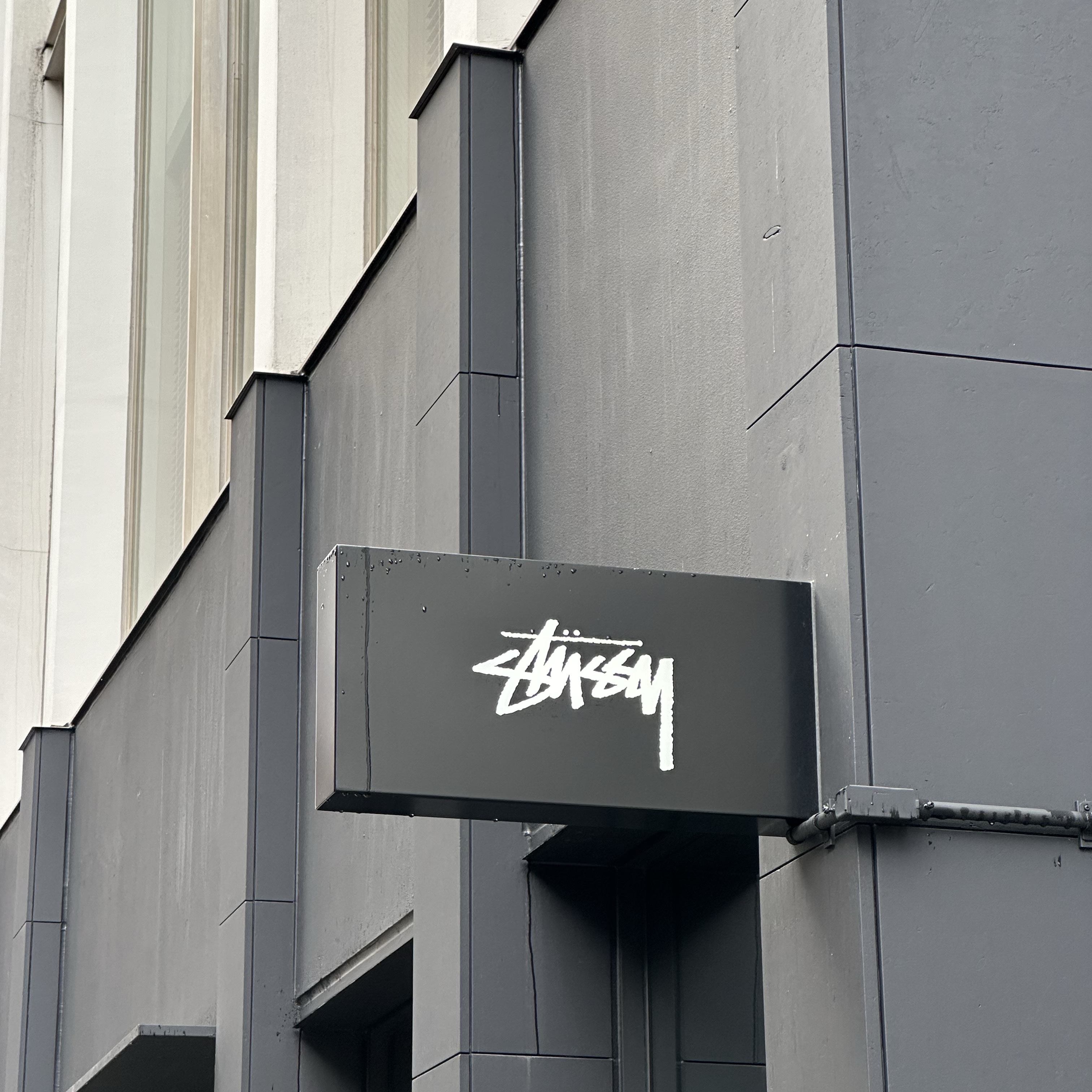 Stussy 8 Ball Keychain Black, Stussy Sherpa Reversible Vest Beige 착용 스타일 - 1