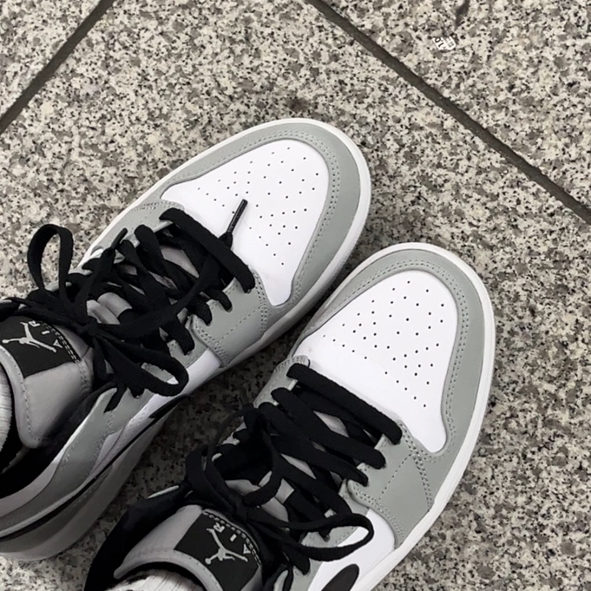 Jordan 1 Mid Light Smoke Grey 착용 스타일