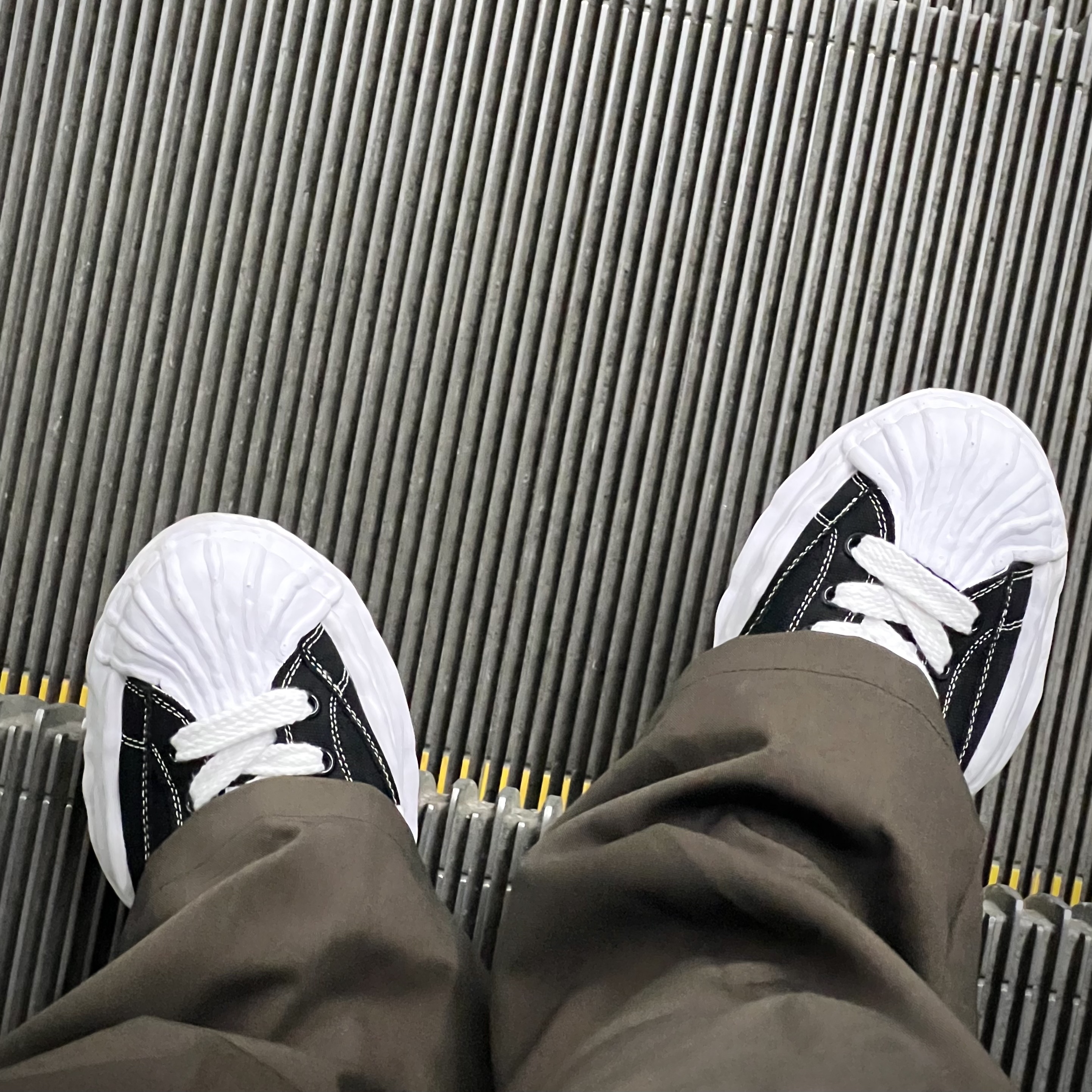 Maison Mihara Yasuhiro Blakey OG Sole Canvas Low-top Sneakers Black White, Acne Studios Mini Crossbody Face Bag Black 착용 스타일 - 2