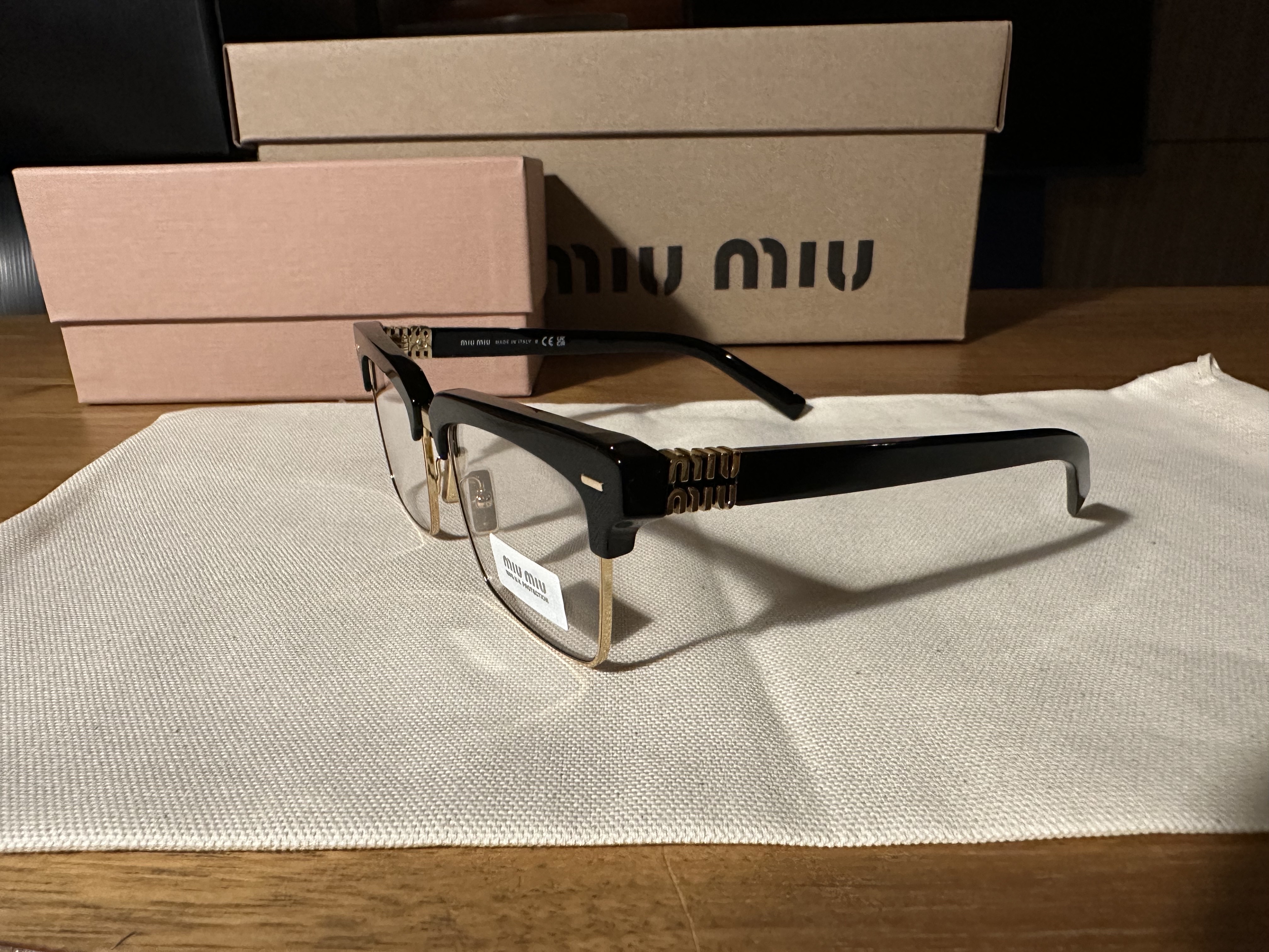 (W) Miu Miu Runway Sunglasses Blue Lenses Black Acetate 착용 스타일 - 3